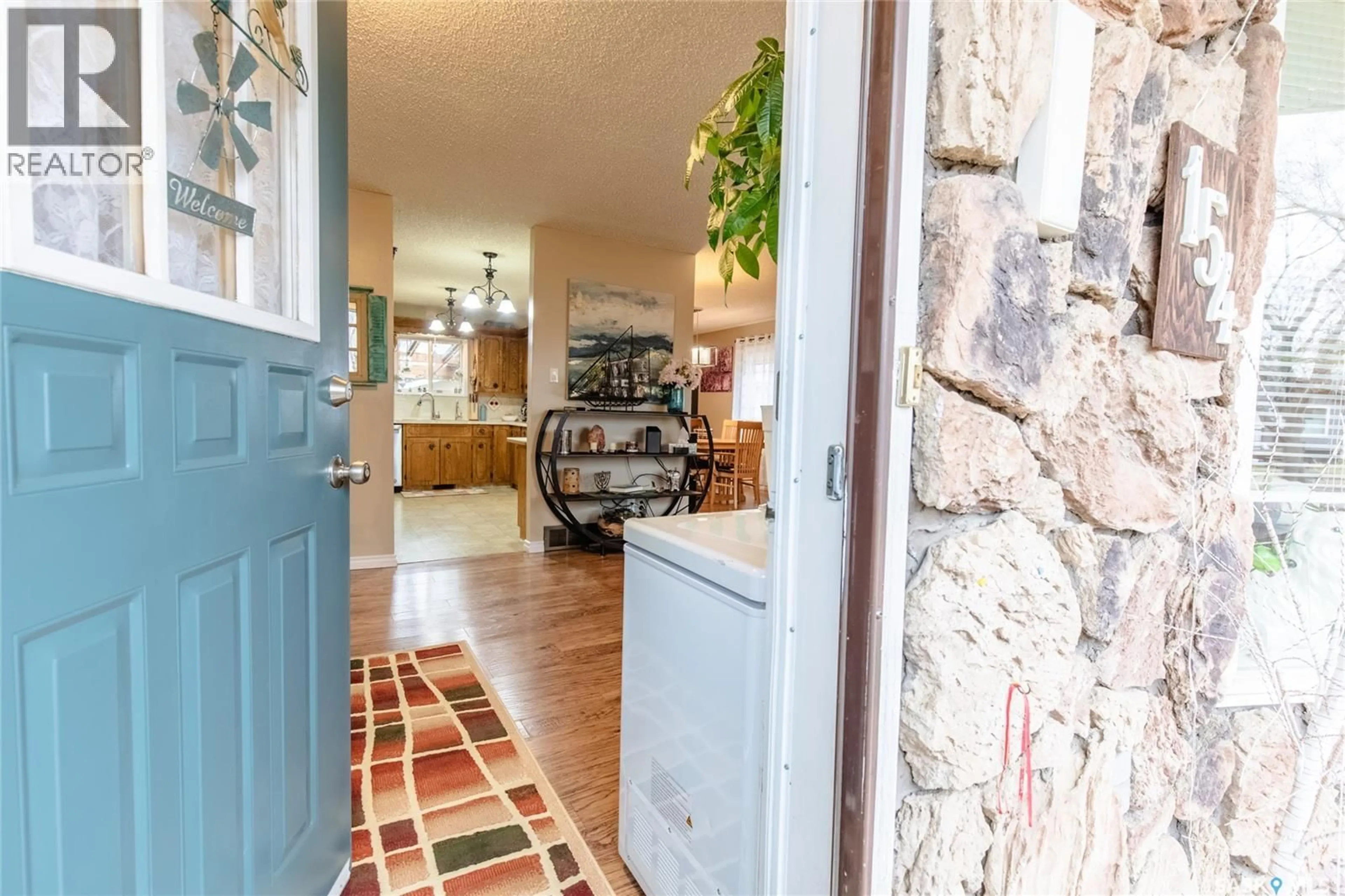 Indoor entryway for 154 COTEAU STREET, Moose Jaw Saskatchewan S6H5C5