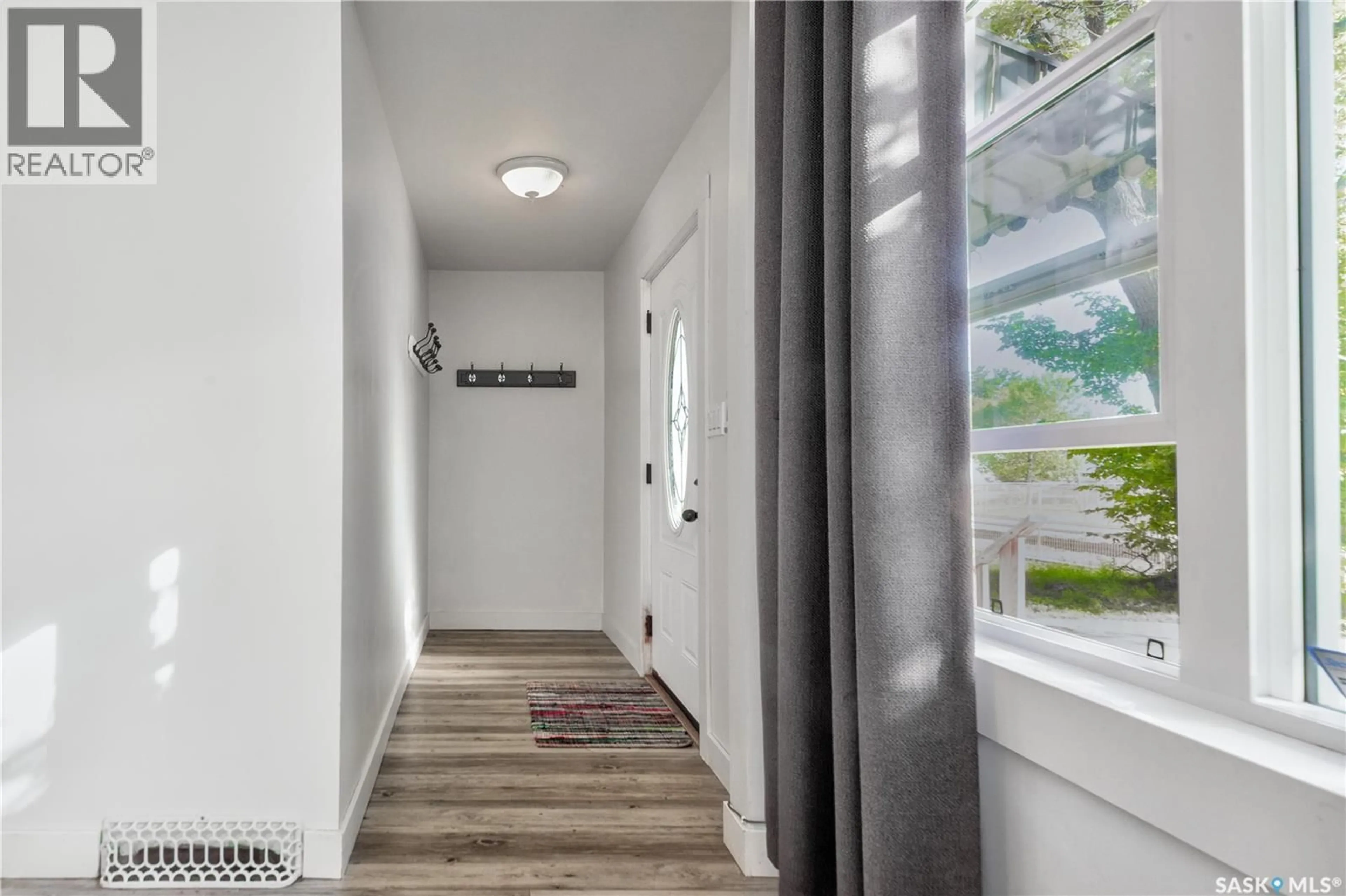 Indoor entryway for 711 L AVENUE, Saskatoon Saskatchewan S7M2H8