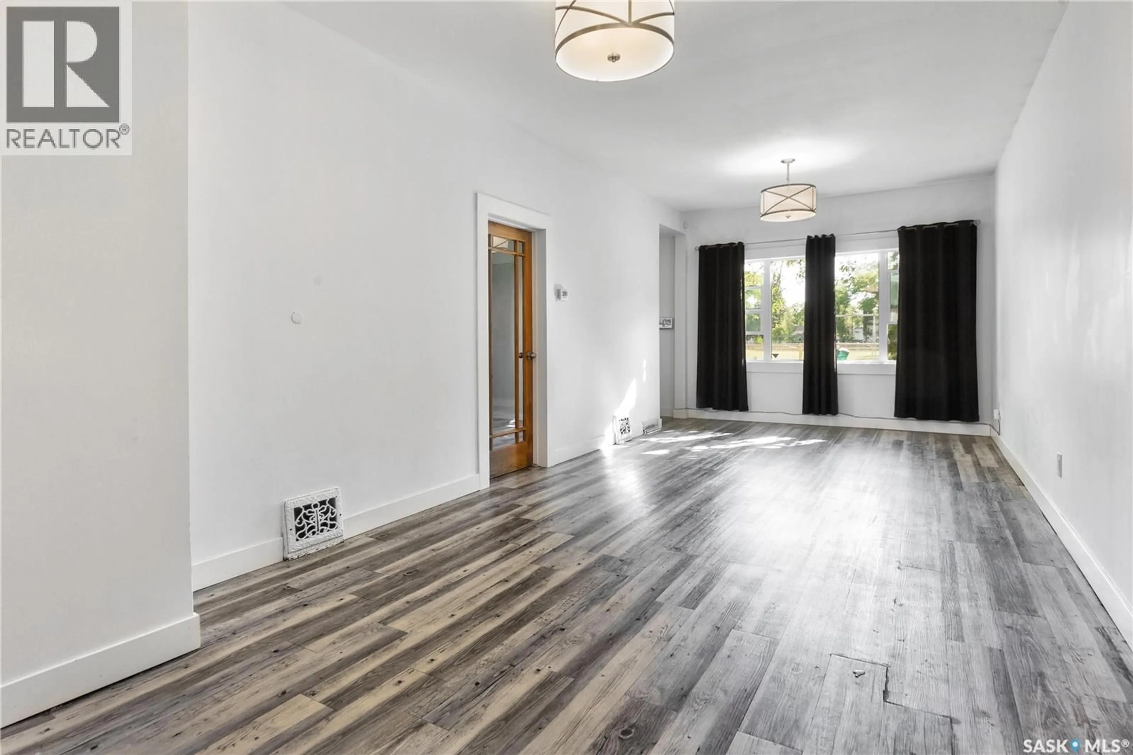 Indoor entryway for 711 L AVENUE, Saskatoon Saskatchewan S7M2H8