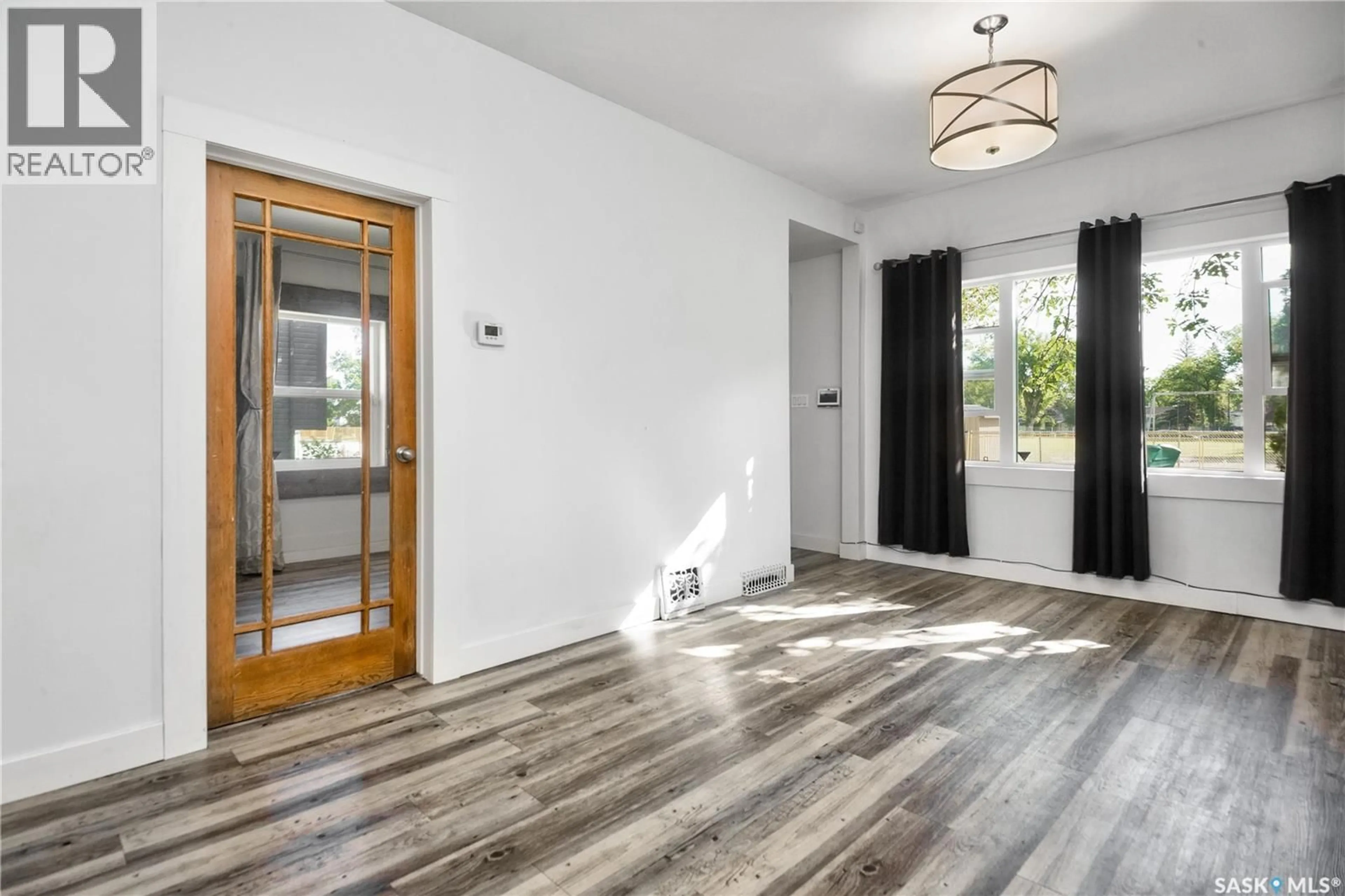 Indoor entryway for 711 L AVENUE, Saskatoon Saskatchewan S7M2H8