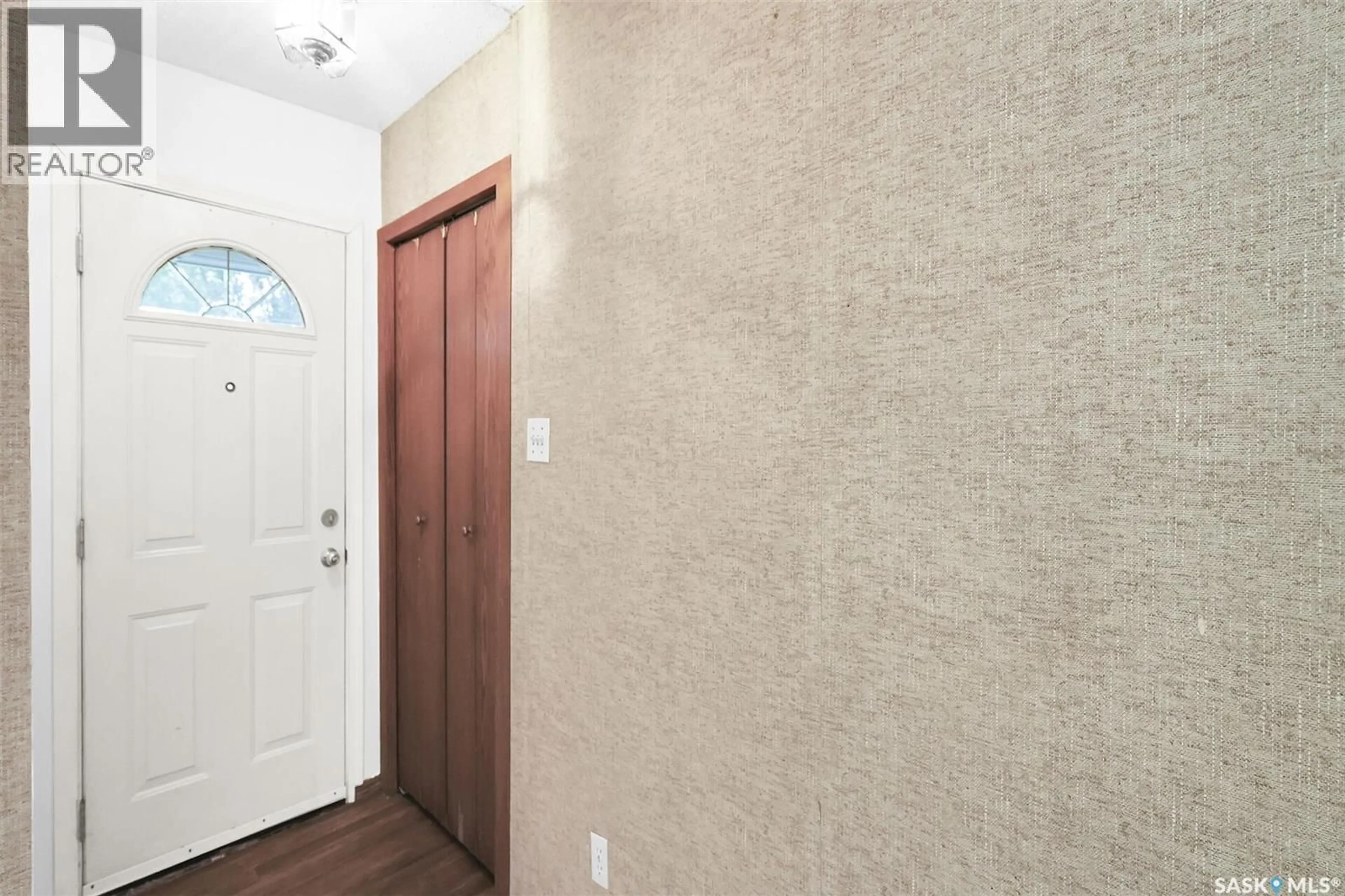 Indoor entryway for 40 RICHARDSON CRESCENT, Regina Saskatchewan S4S4J3