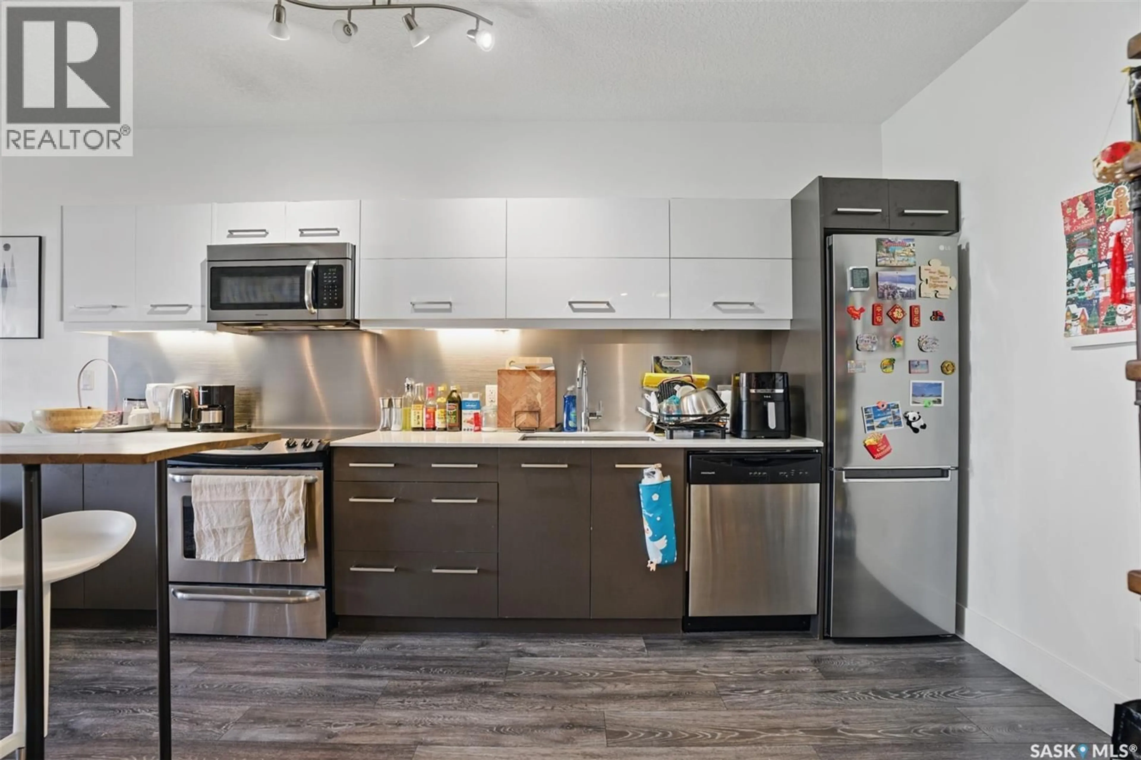 Standard kitchen, unknown for S - 221 404 C AVENUE, Saskatoon Saskatchewan S7M5M9