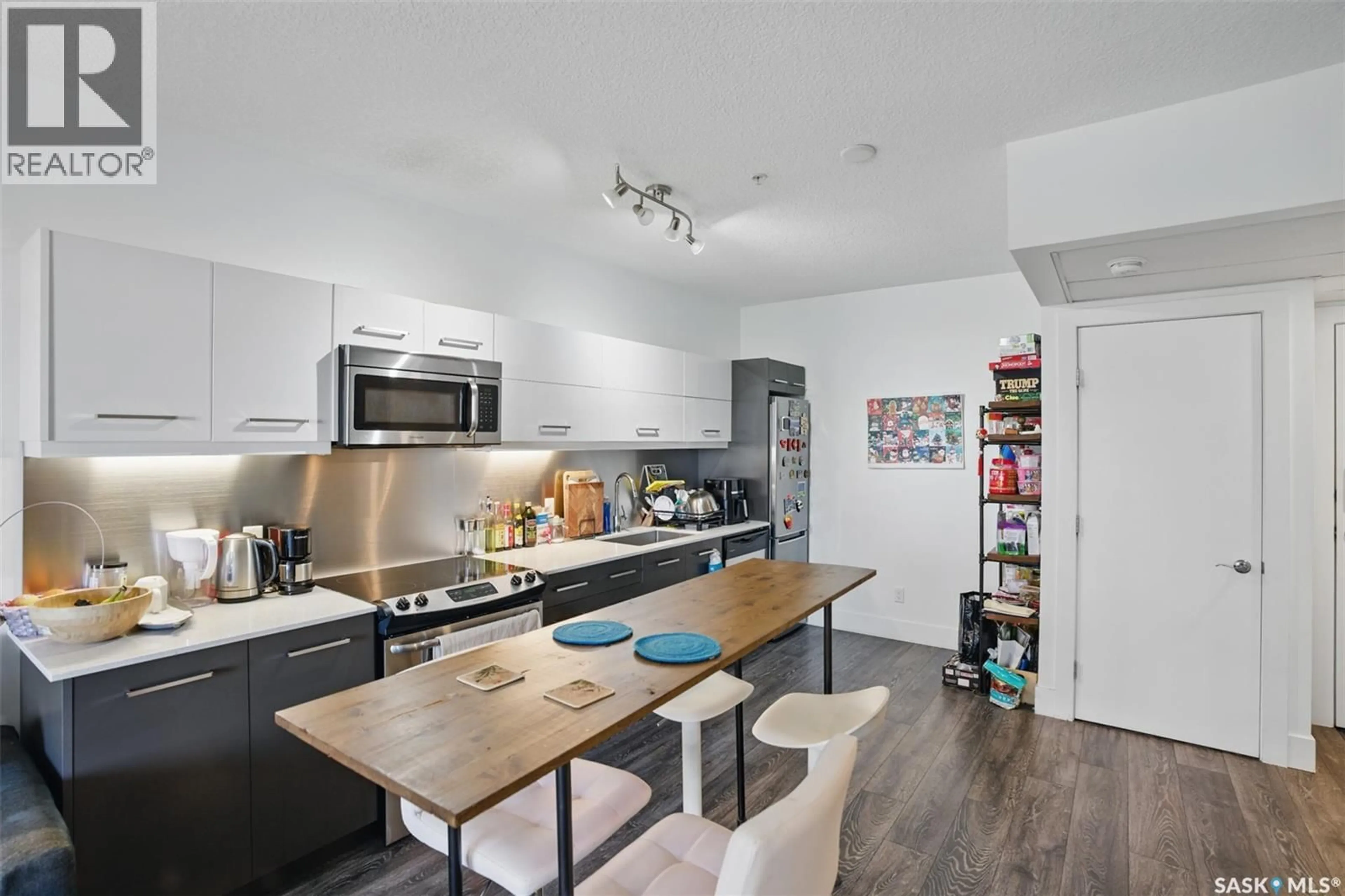 Open concept kitchen, wood/laminate floor for S - 221 404 C AVENUE, Saskatoon Saskatchewan S7M5M9