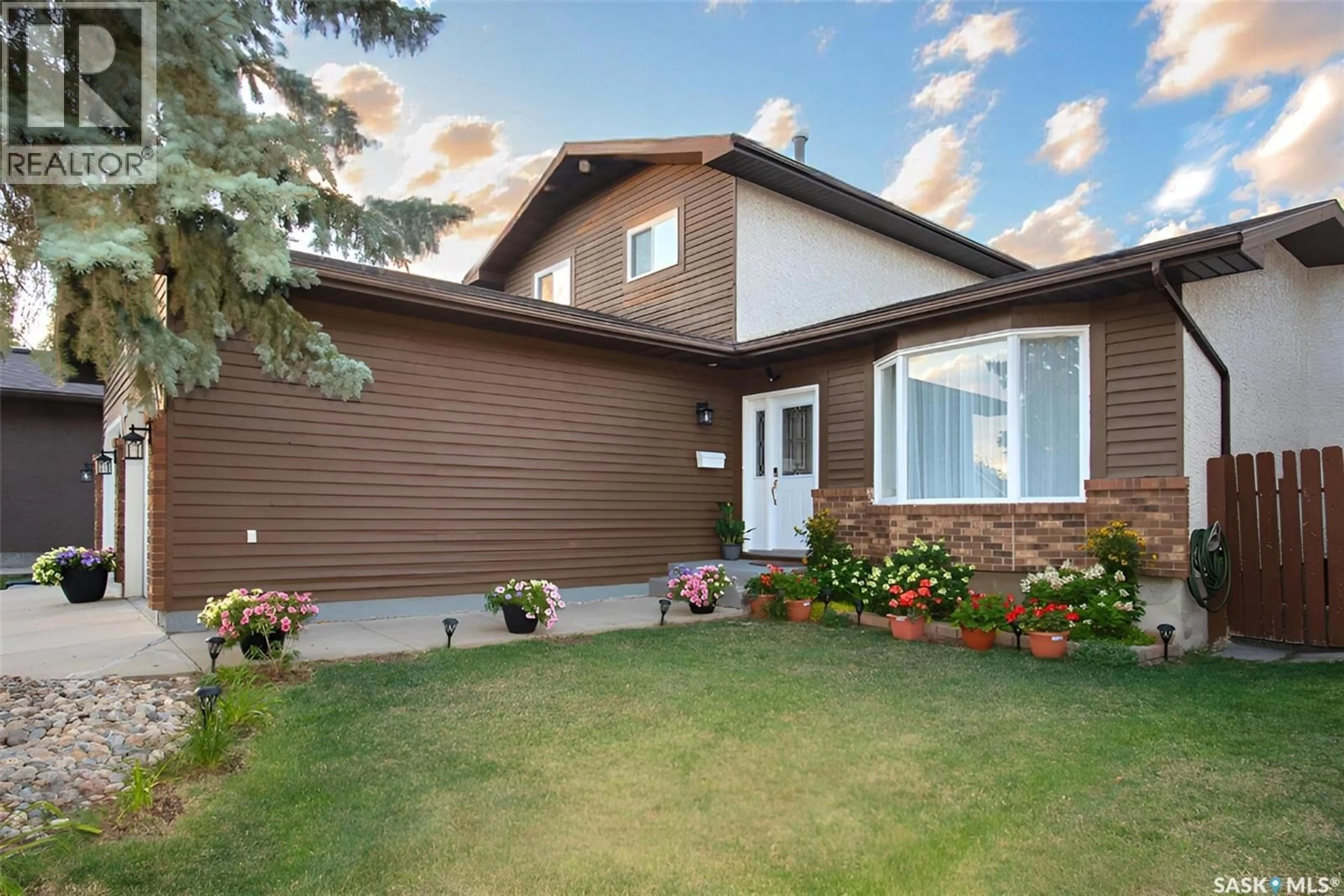 Home with vinyl exterior material, street for 2715 LIVINGSTONE BAY, Regina Saskatchewan S4V1X3