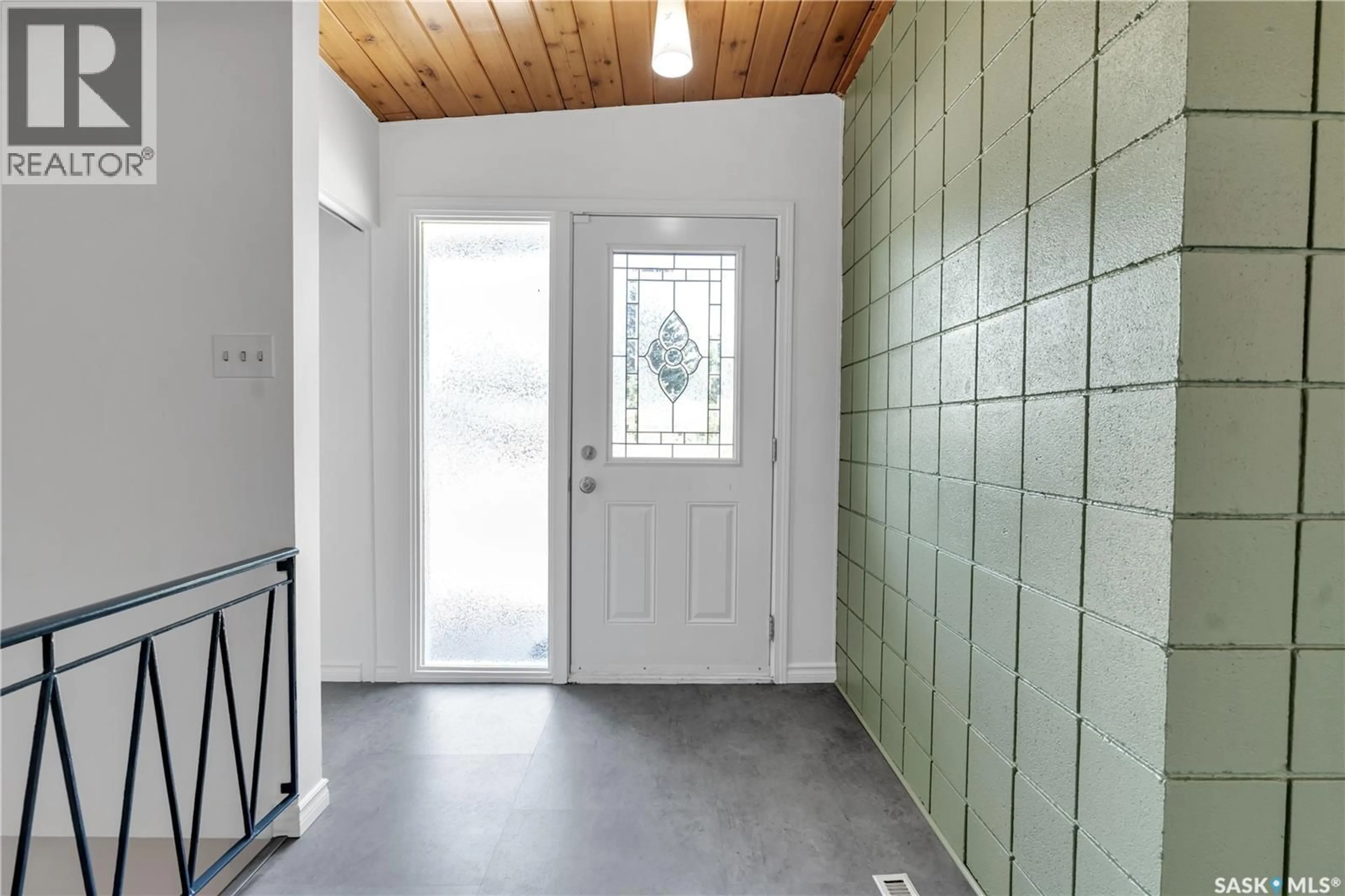 Indoor entryway for 115 BALDWIN CRESCENT, Saskatoon Saskatchewan S7H3M5