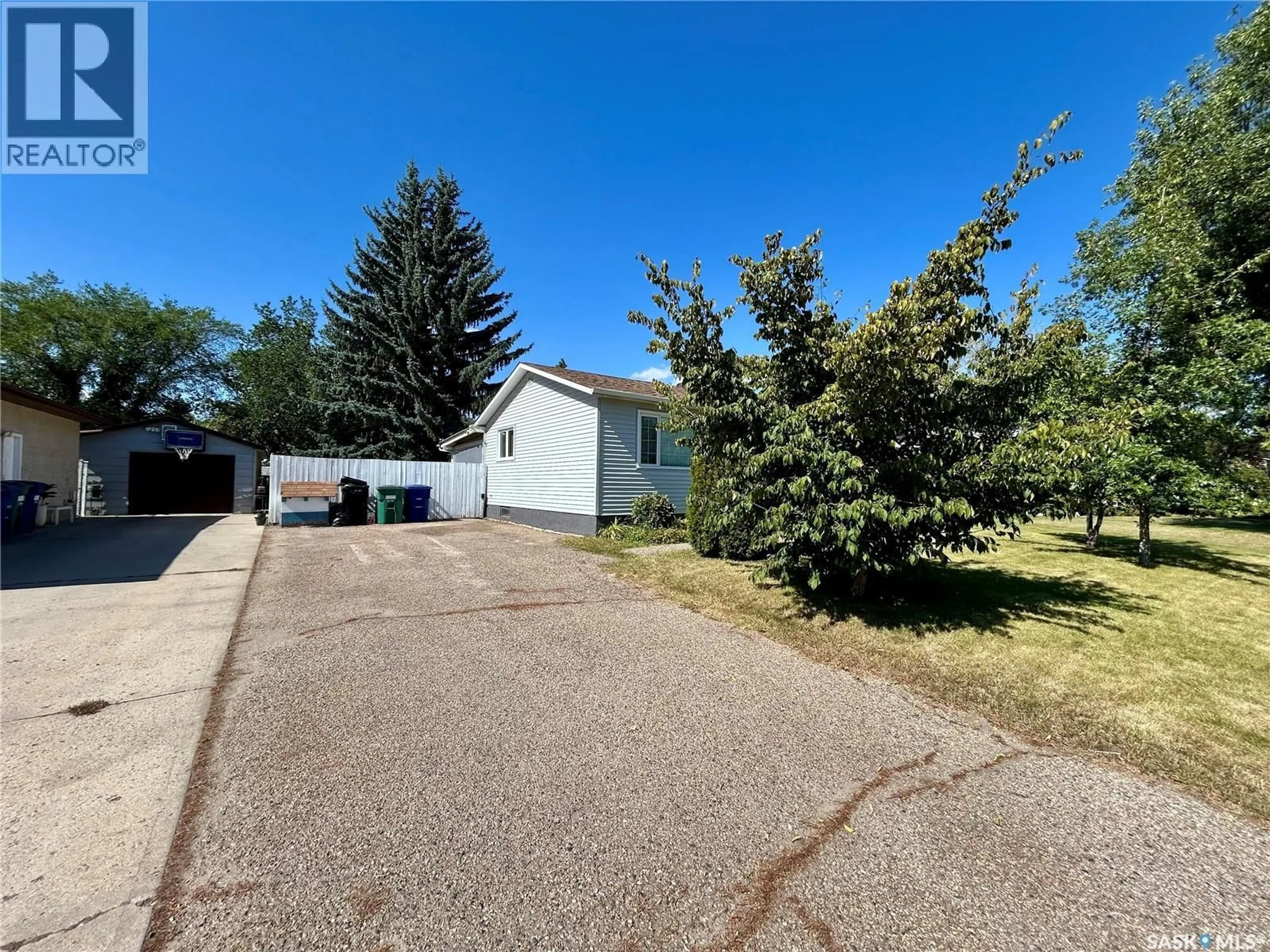 A pic from outside/outdoor area/front of a property/back of a property/a pic from drone, street for 1017 MATHESON DRIVE, Saskatoon Saskatchewan S7K3Y9