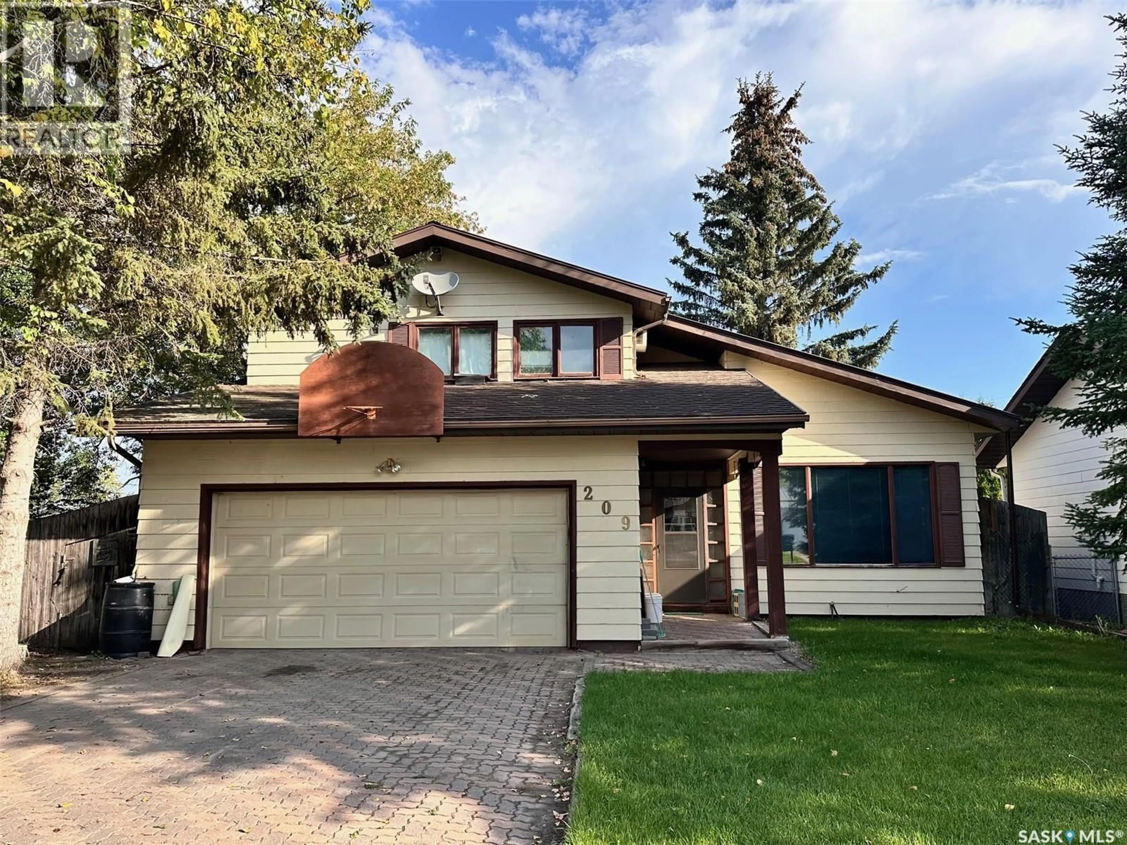 Home with vinyl exterior material, street for 209 5TH AVENUE, Spiritwood Saskatchewan S0J2M0