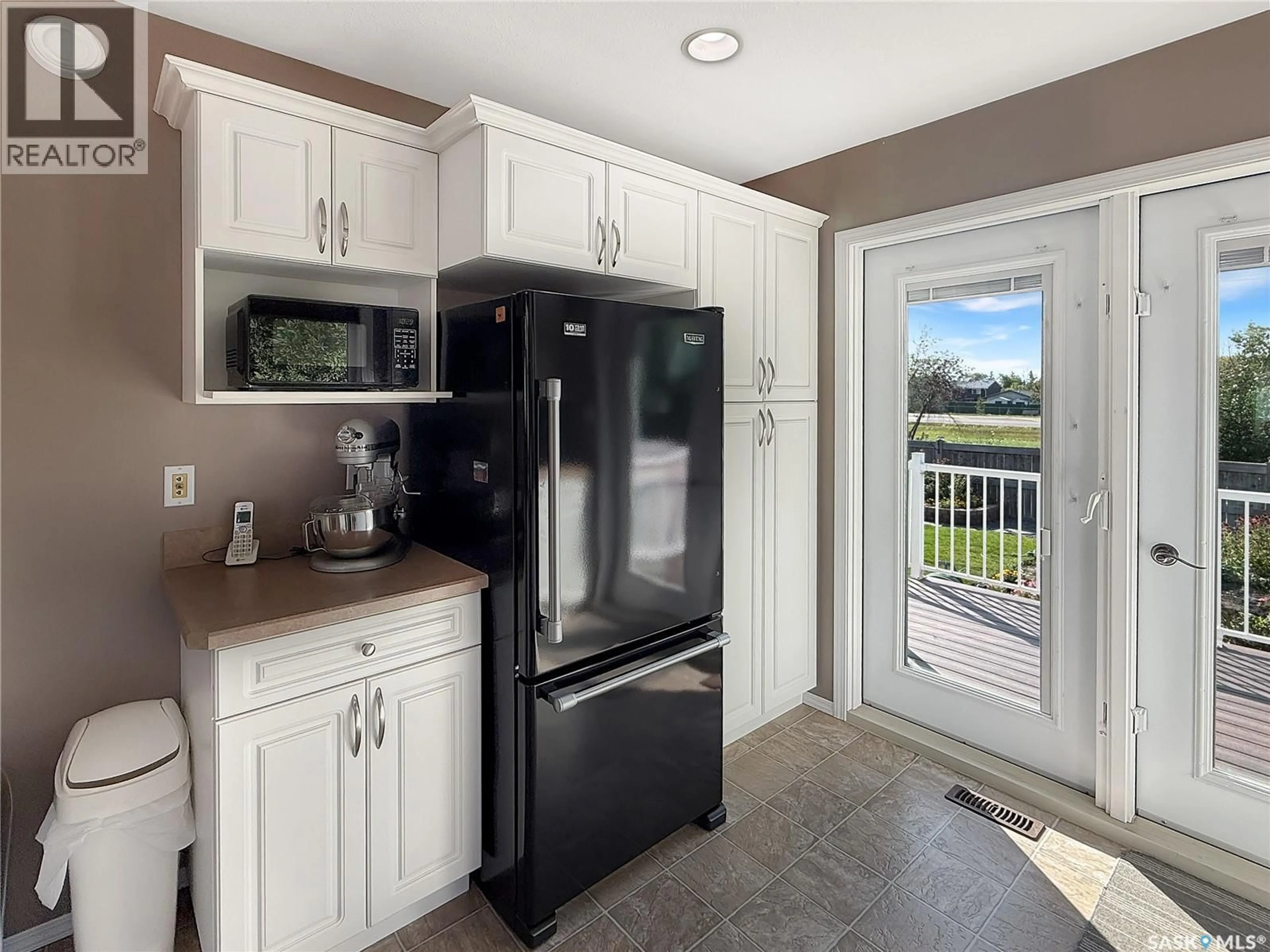 Standard kitchen, unknown for 10302 HENDERSON DRIVE, North Battleford Saskatchewan S9A3Y3