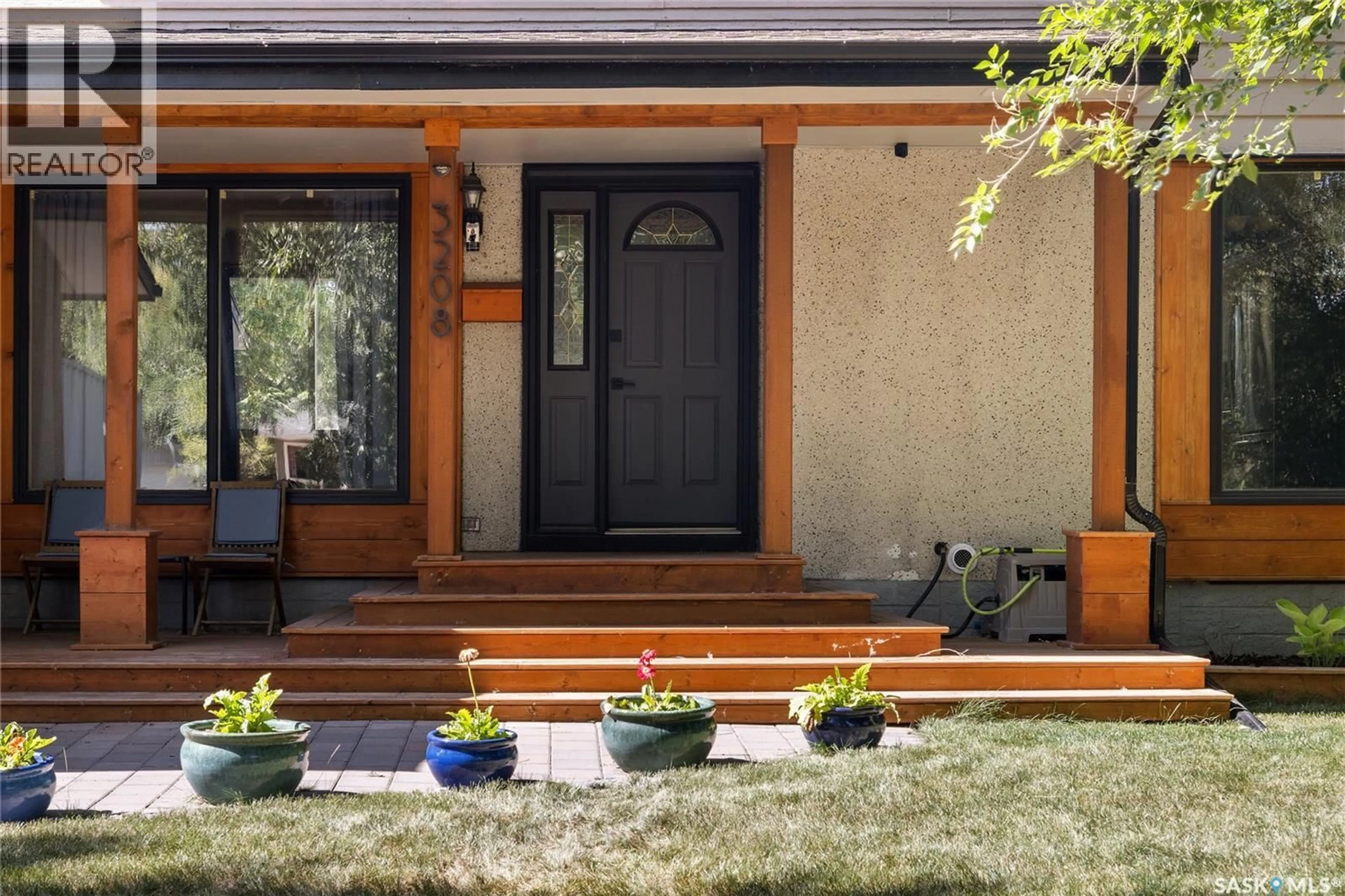 Indoor entryway for 3208 GRANT ROAD, Regina Saskatchewan S4S5H3