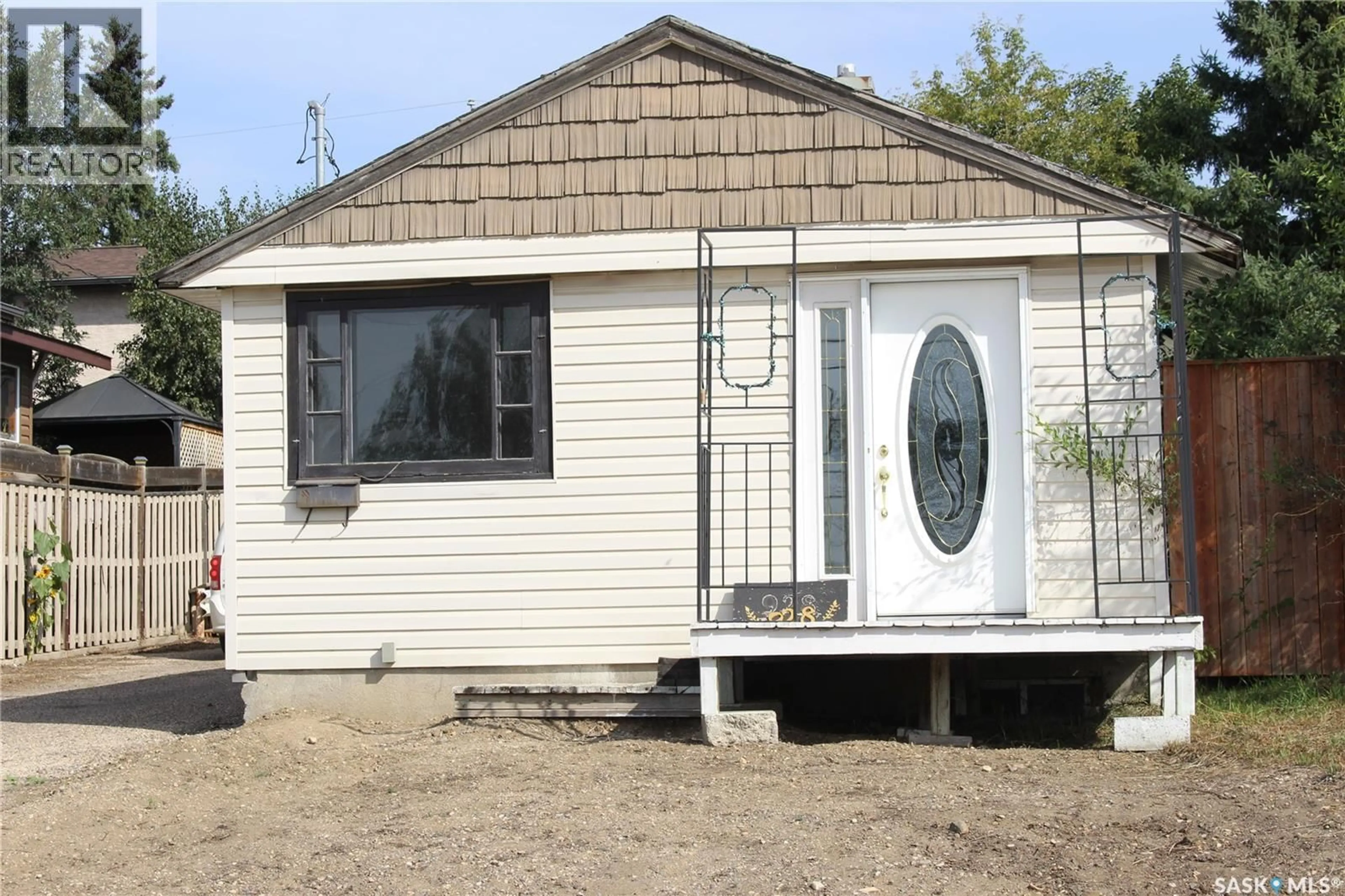 Home with vinyl exterior material, building for 928 FAIRFORD STREET, Moose Jaw Saskatchewan S6H0G4