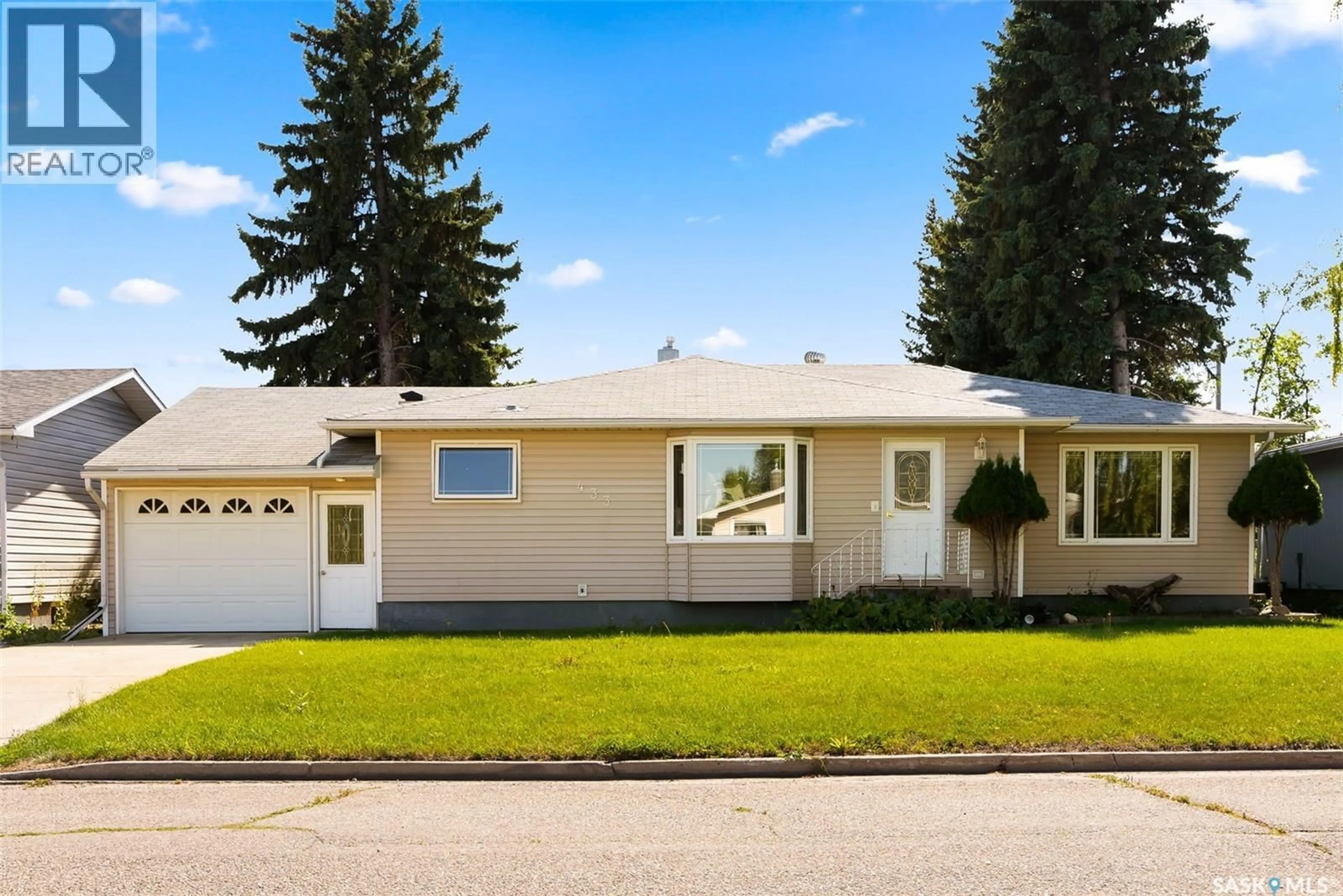 Home with vinyl exterior material, street for 433 9TH AVENUE, Melville Saskatchewan S0A2P0