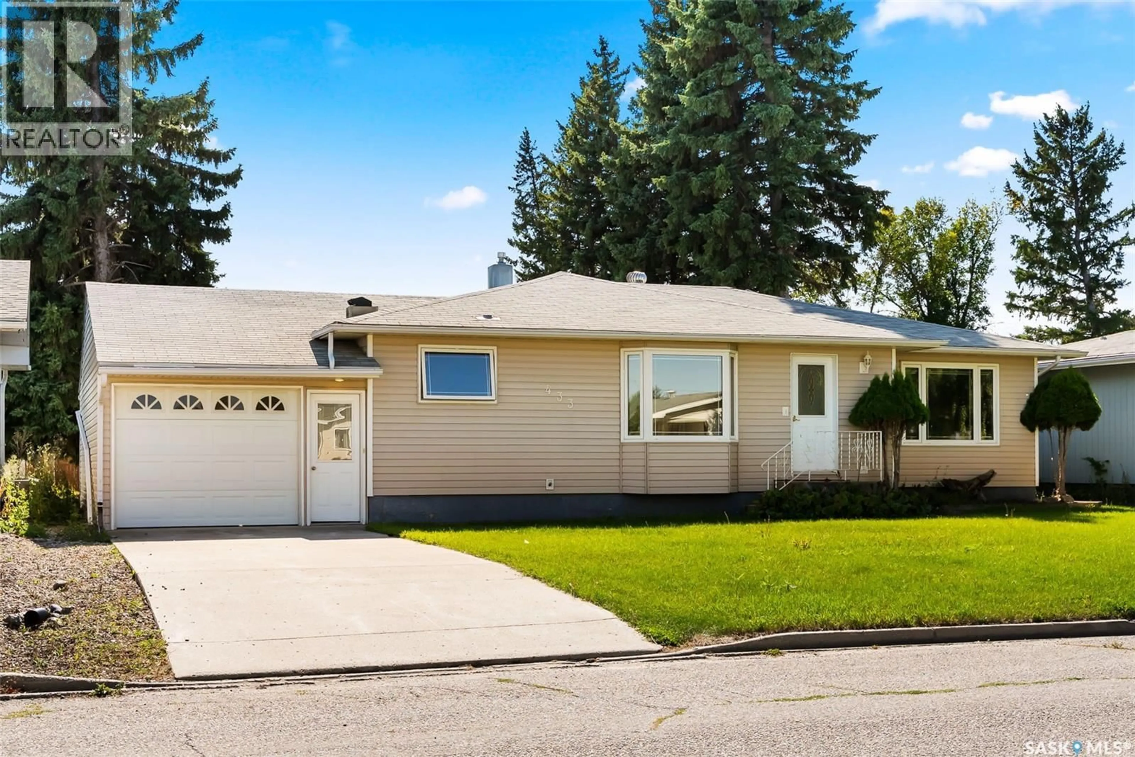 Home with vinyl exterior material, street for 433 9TH AVENUE, Melville Saskatchewan S0A2P0