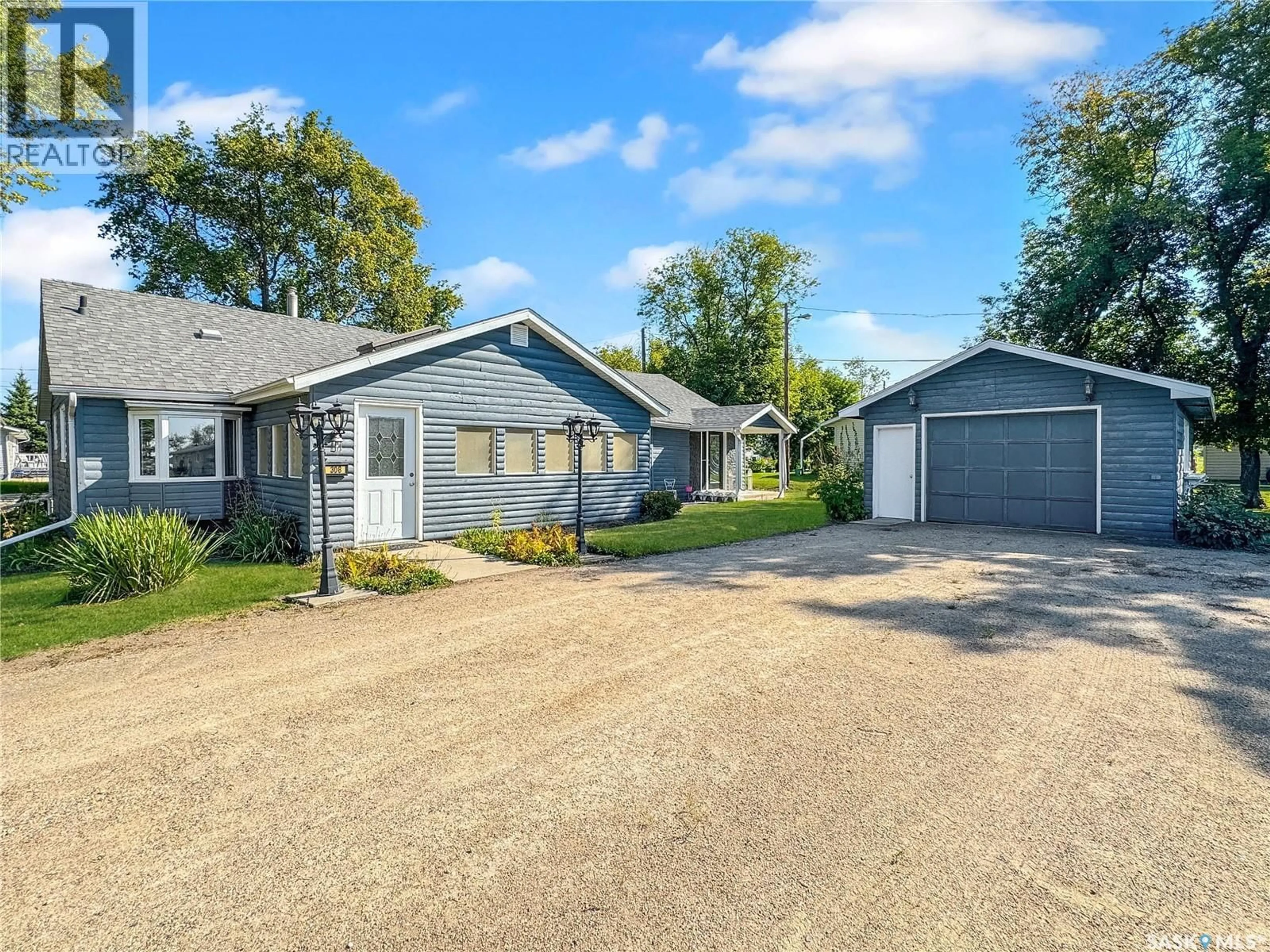 A pic from outside/outdoor area/front of a property/back of a property/a pic from drone, street for 308 2ND AVENUE, Leask Saskatchewan S0J1M0
