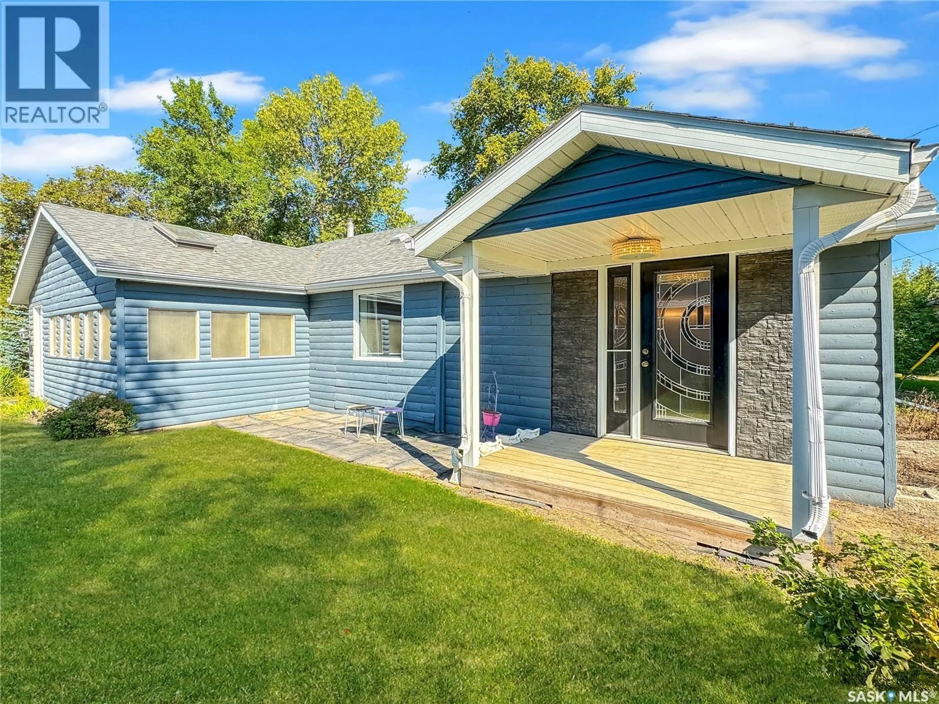 Home with vinyl exterior material, street for 308 2ND AVENUE, Leask Saskatchewan S0J1M0
