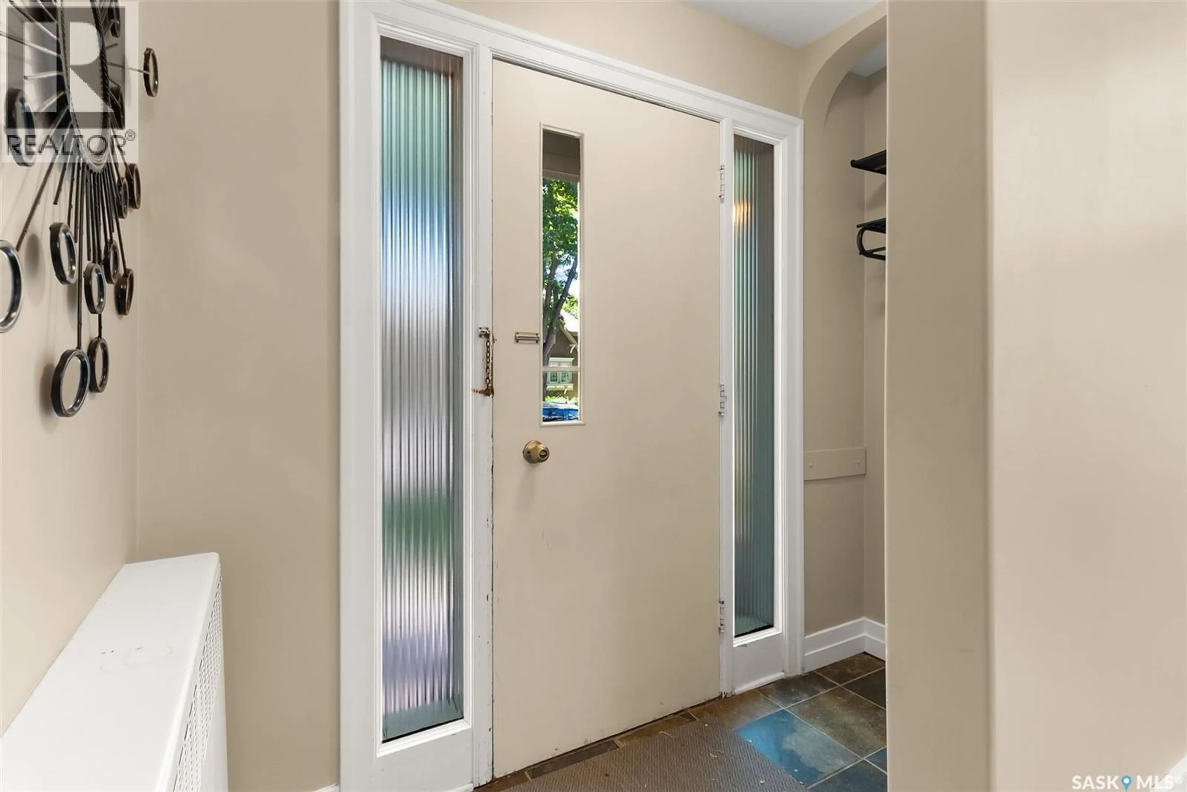 Indoor entryway for 2930 ANGUS STREET, Regina Saskatchewan S4S1N9