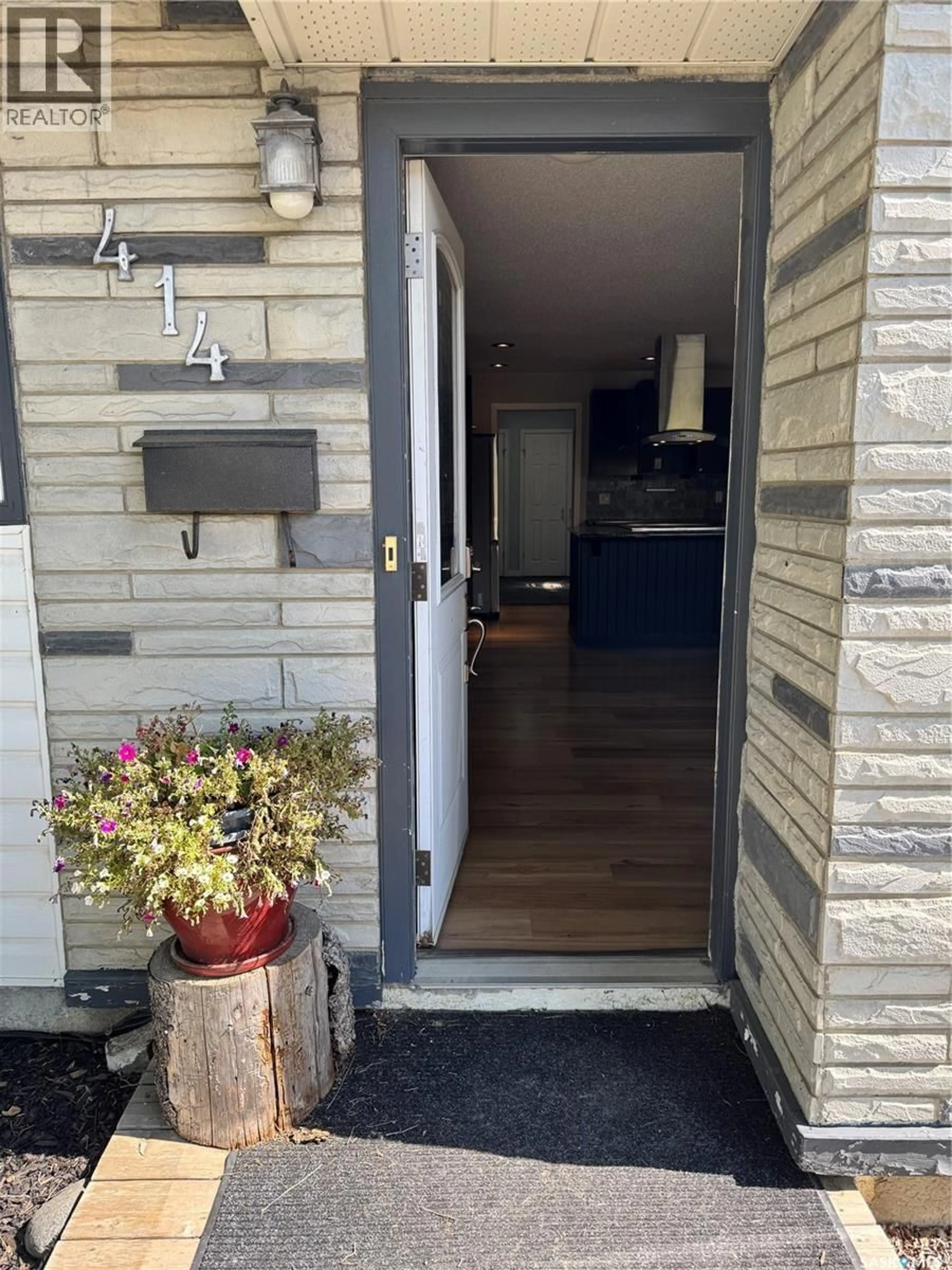 Indoor entryway for 414 WITNEY AVENUE, Saskatoon Saskatchewan S7L3M7