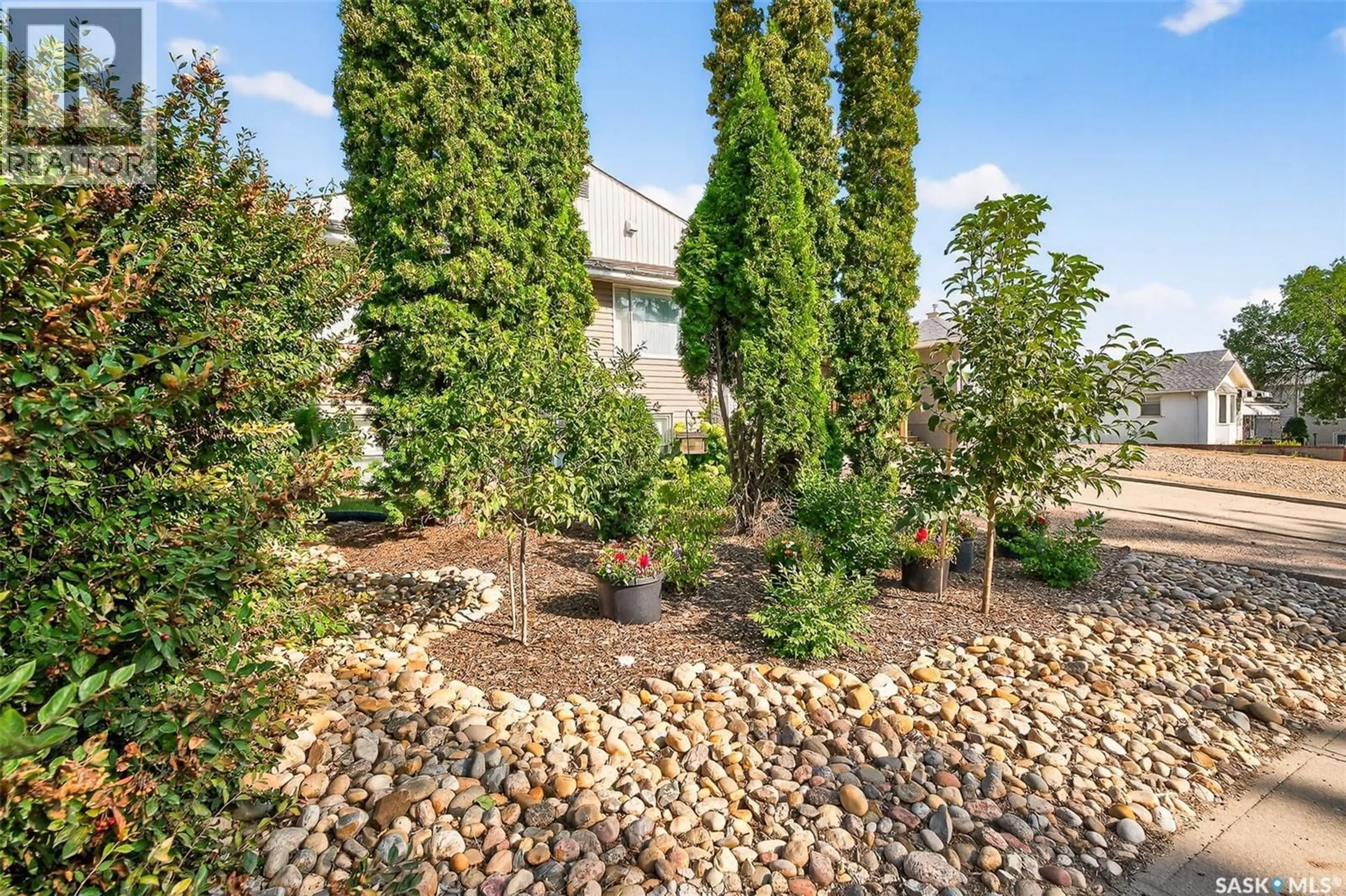 Patio, street for 1121 MAIN STREET, Moose Jaw Saskatchewan S6H0X3