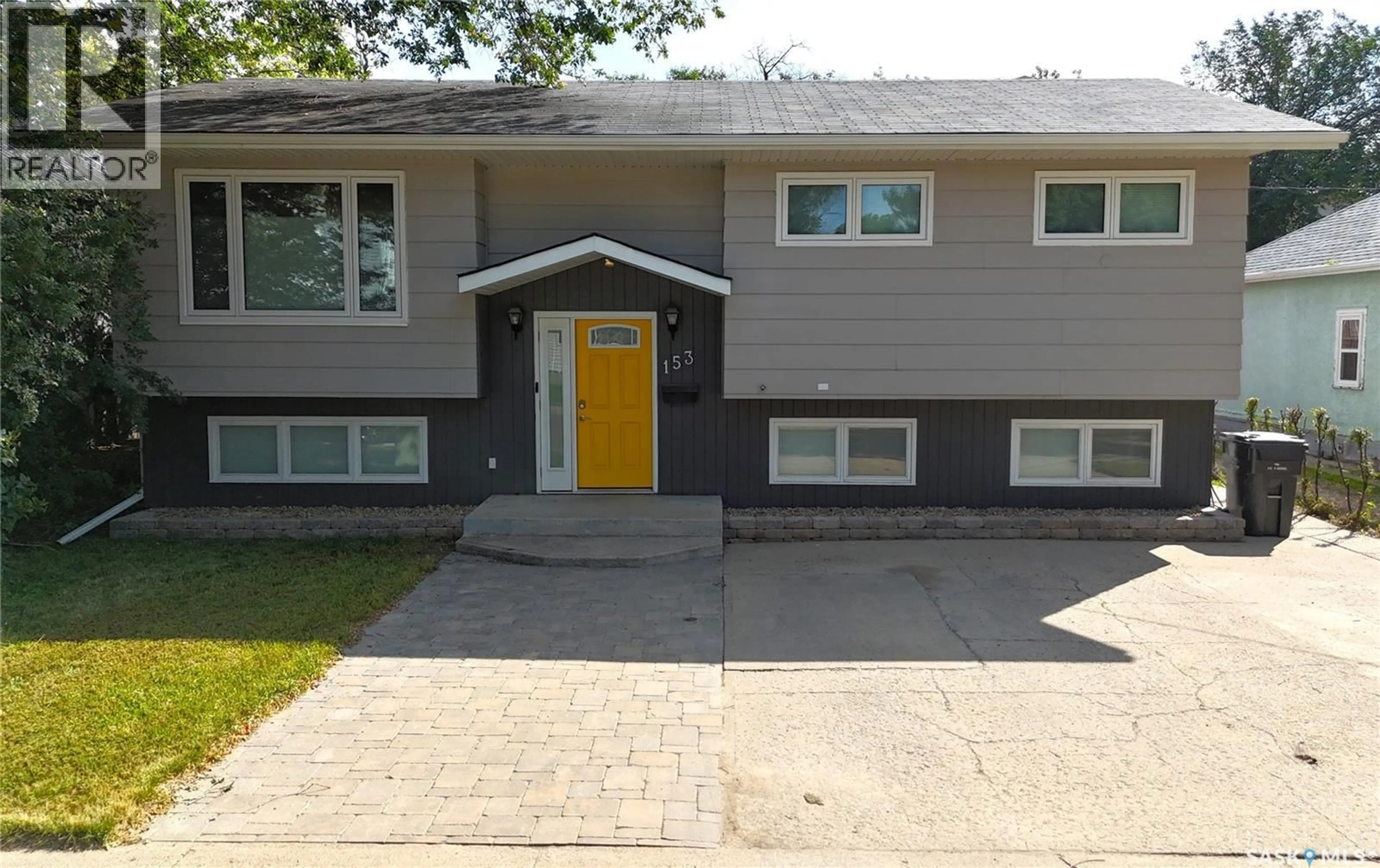 Home with vinyl exterior material, street for 153 5TH AVENUE, Swift Current Saskatchewan S9H2L1