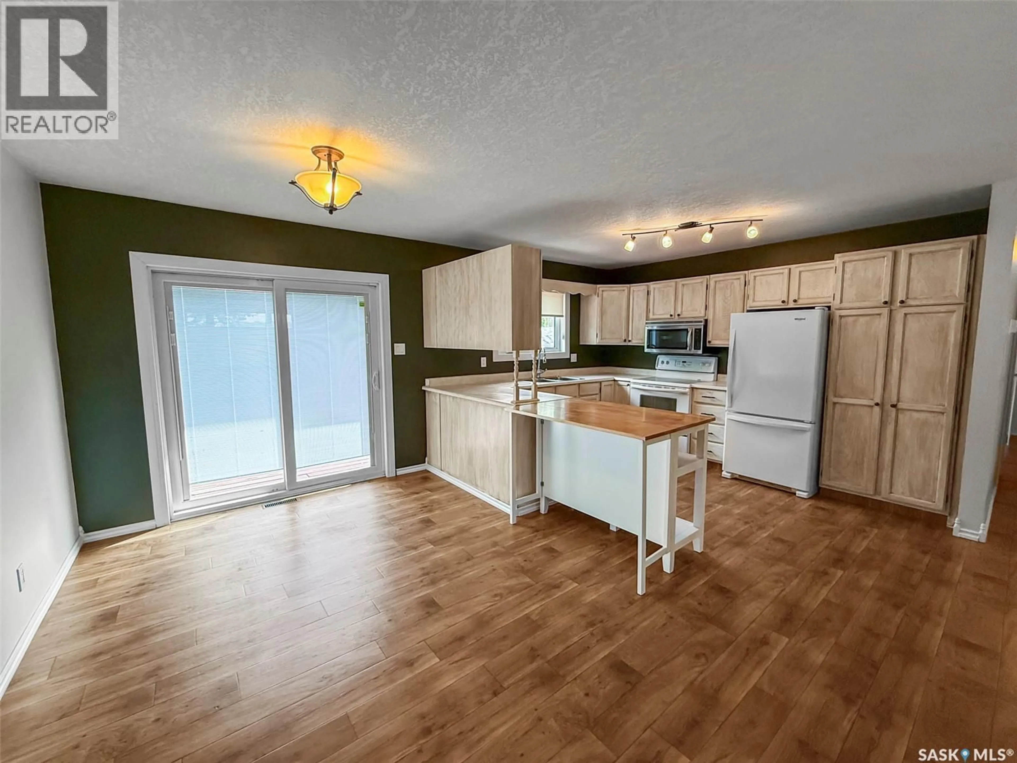 Open concept kitchen, unknown for 153 5TH AVENUE, Swift Current Saskatchewan S9H2L1