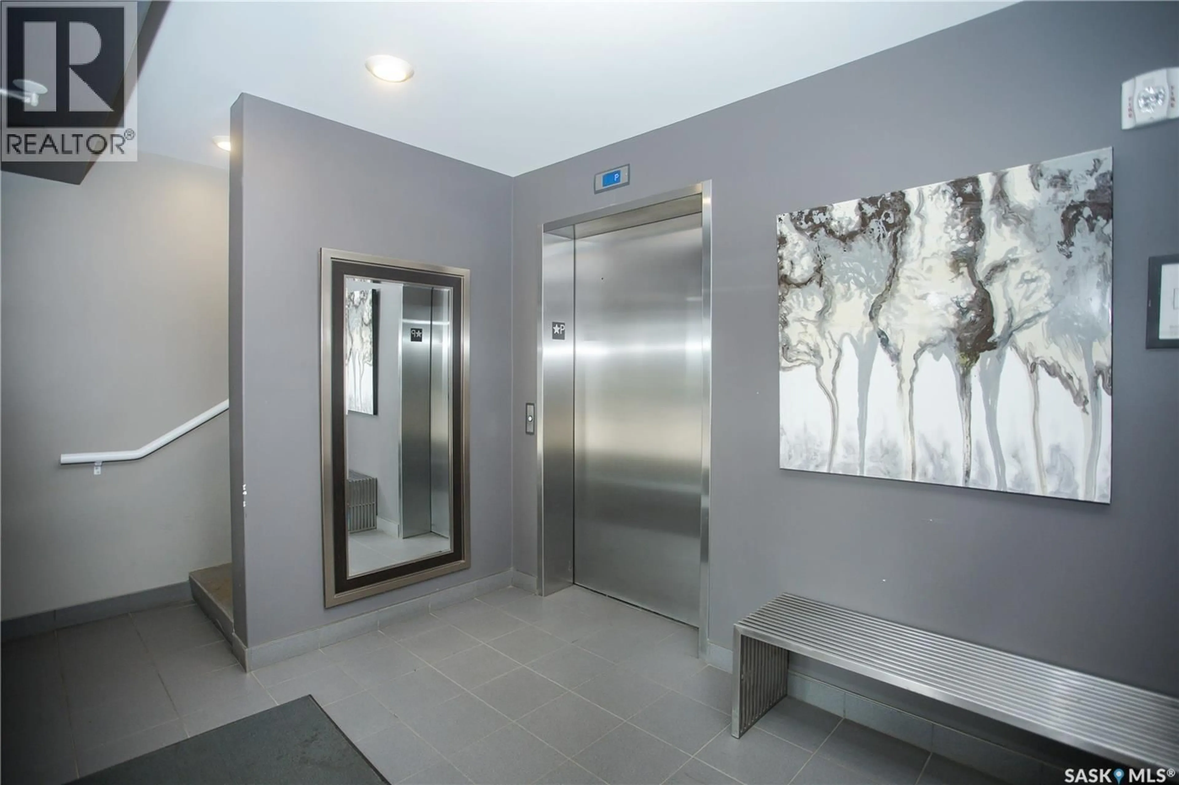 Indoor foyer for 108 - 4205 WILLIS CRESCENT, Saskatoon Saskatchewan S7T0W8