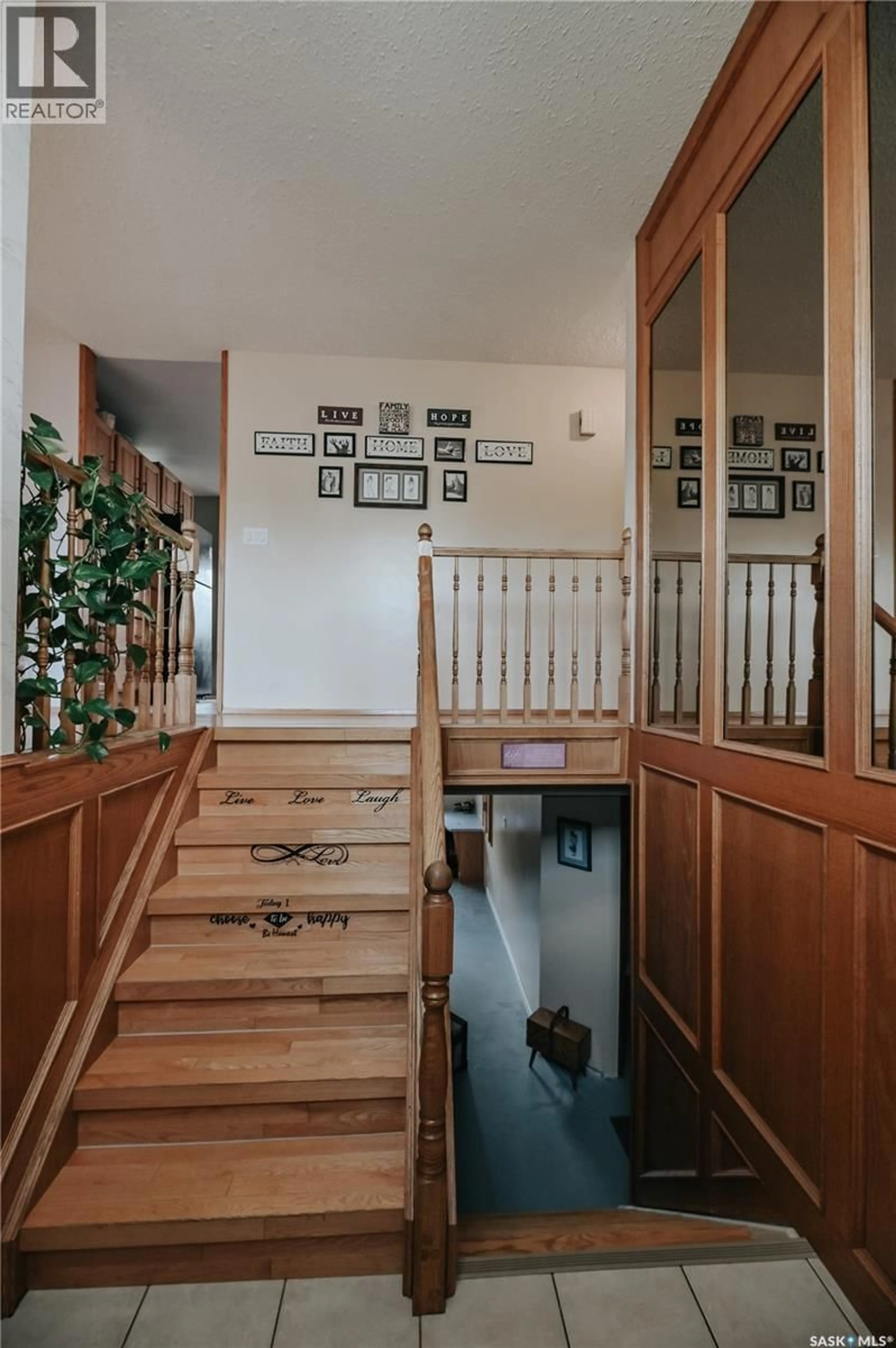 Indoor foyer for 3385 DENT CRESCENT, Prince Albert Saskatchewan S6V7H2