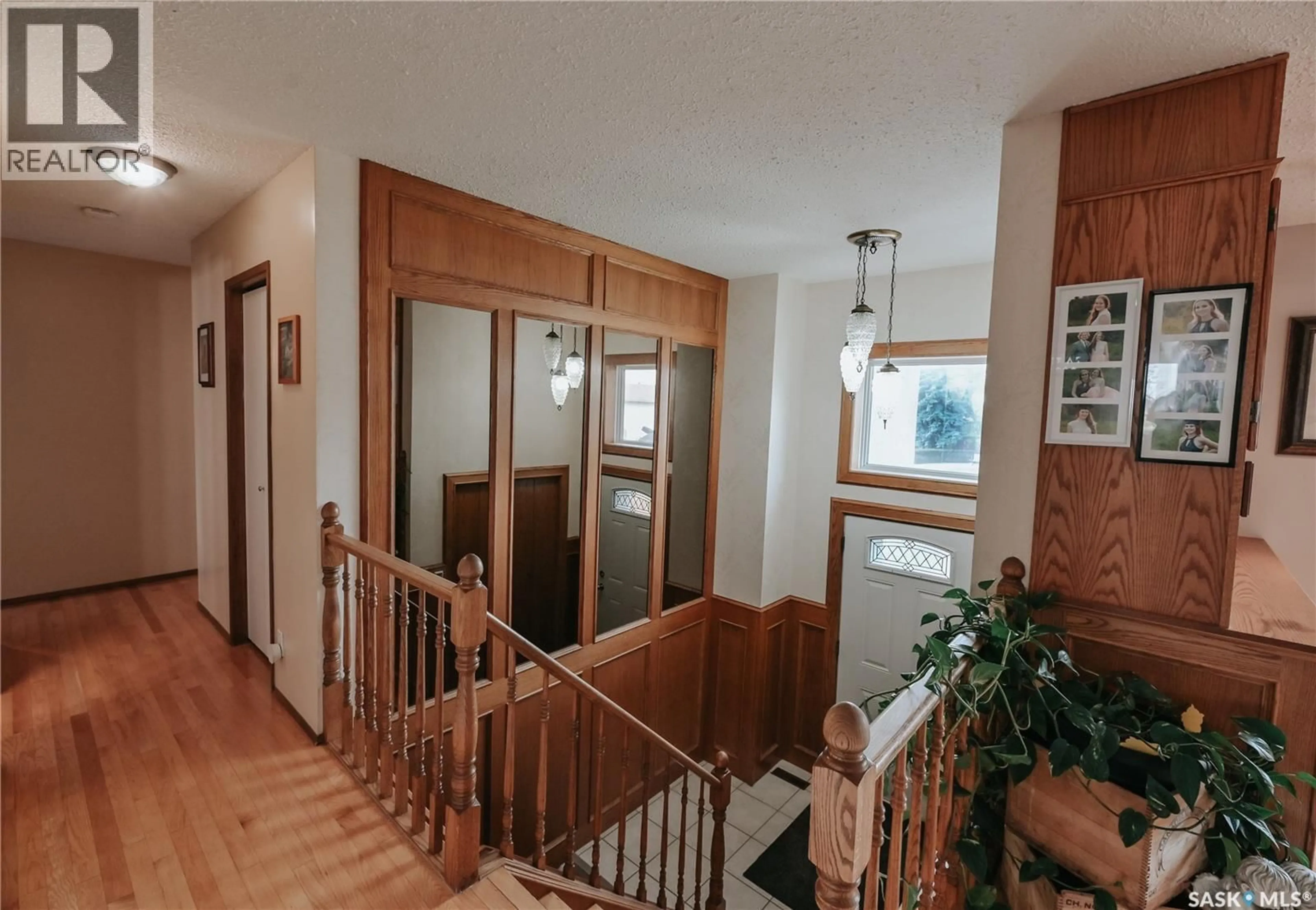 Indoor foyer for 3385 DENT CRESCENT, Prince Albert Saskatchewan S6V7H2