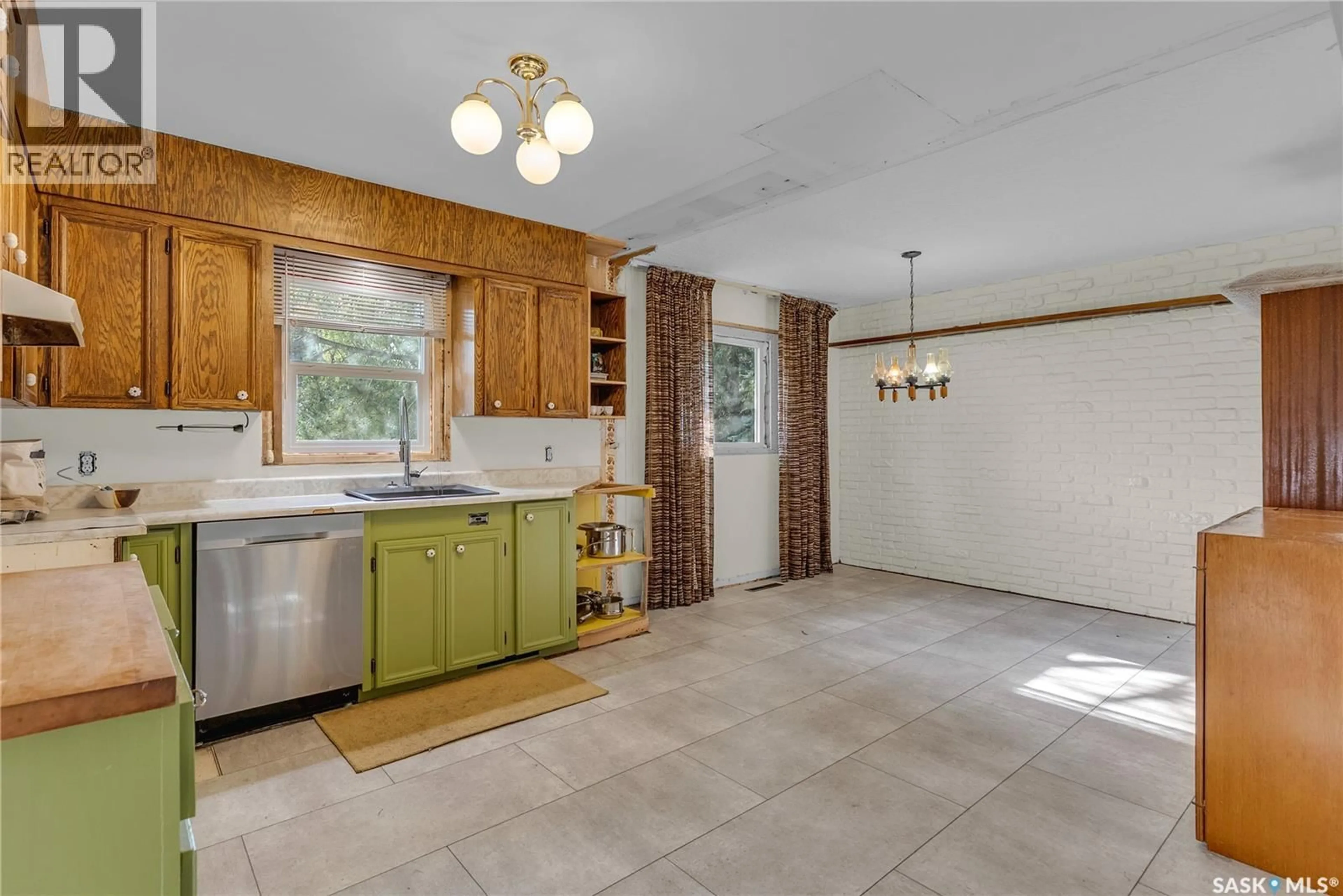 Open concept kitchen, ceramic/tile floor for 1218 HAIDA AVENUE, Saskatoon Saskatchewan S7M3W7