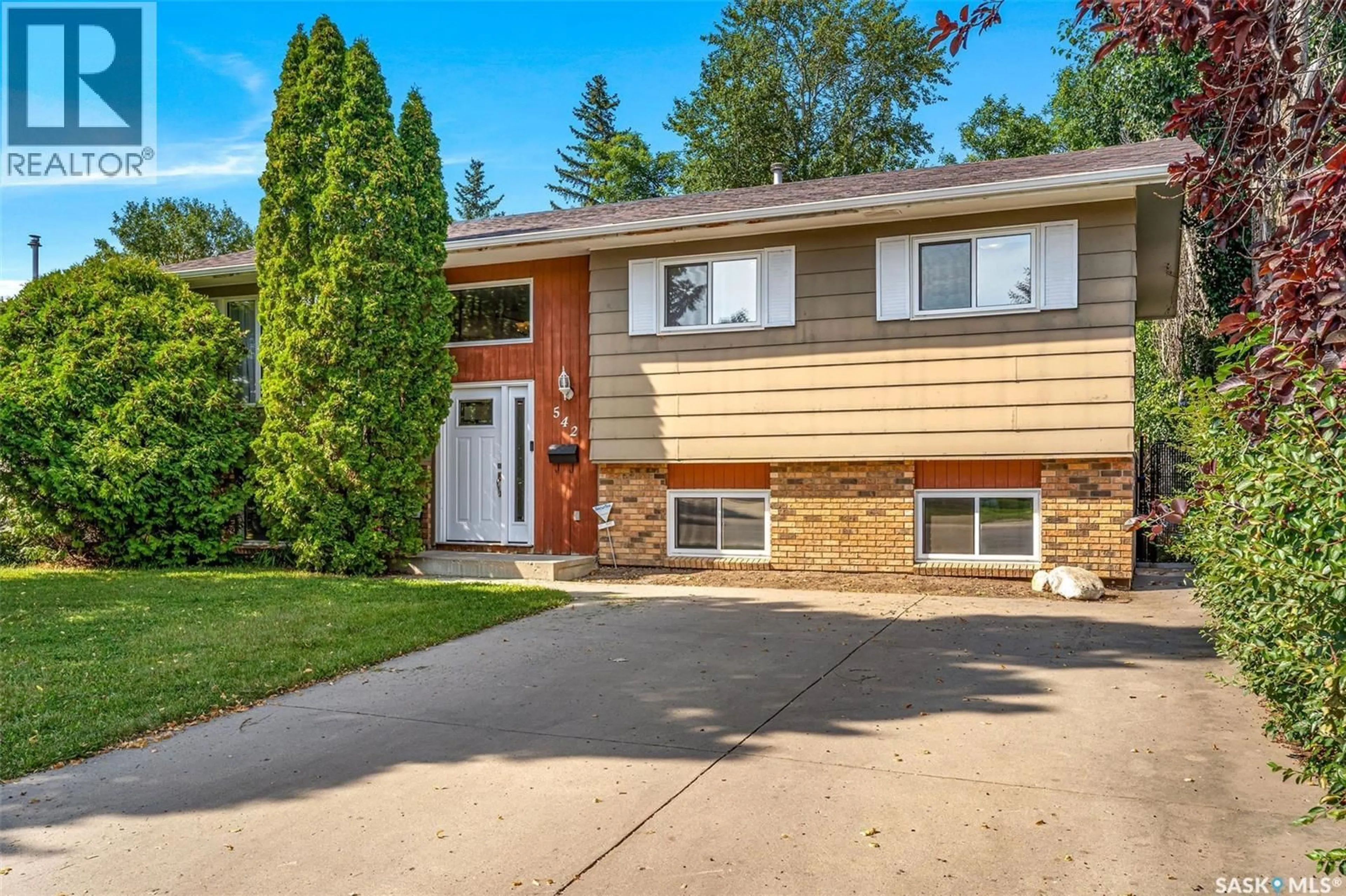 Home with vinyl exterior material, street for 542 REDBERRY ROAD, Saskatoon Saskatchewan S7K4S3