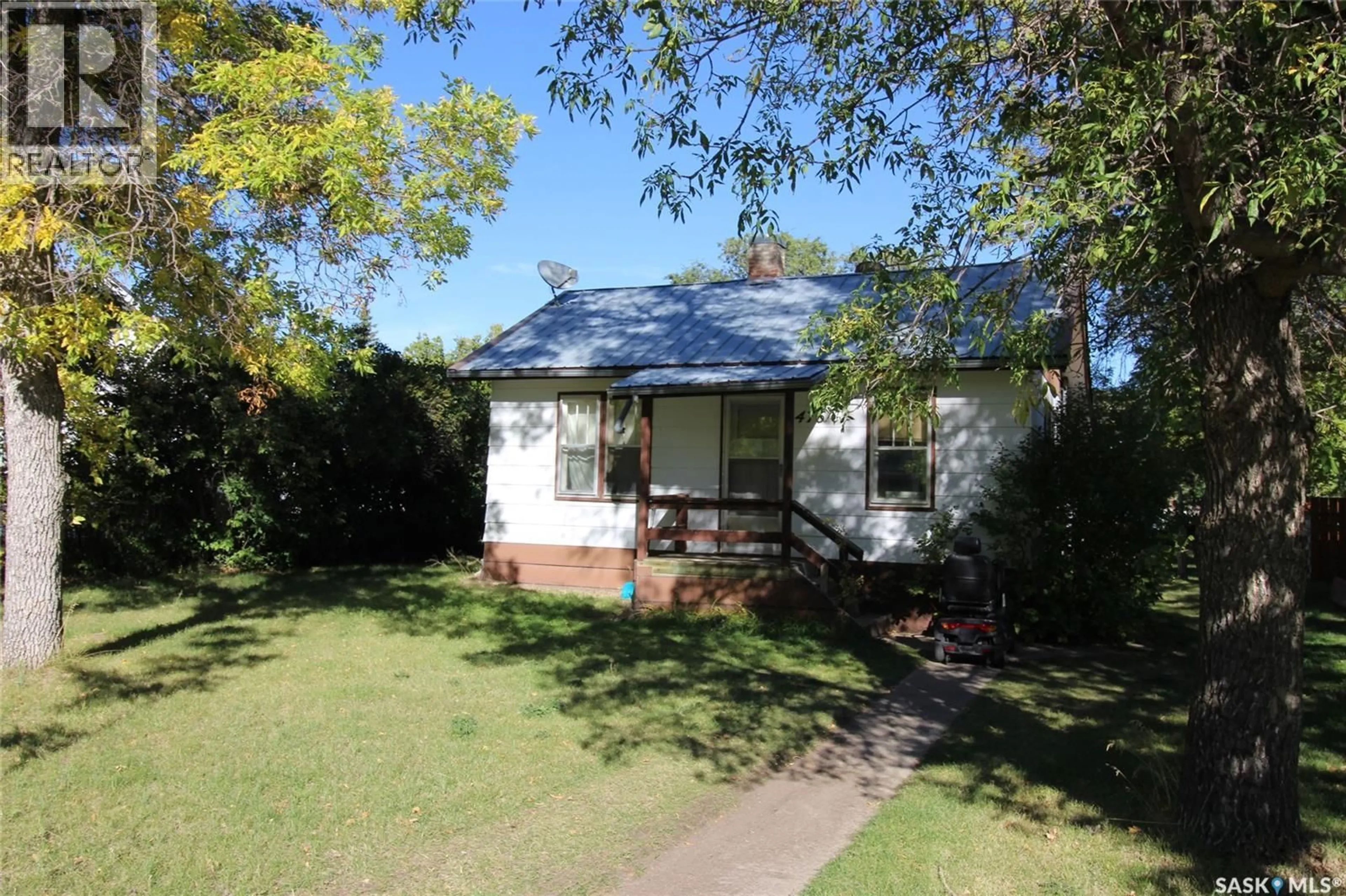 A pic from outside/outdoor area/front of a property/back of a property/a pic from drone, street for 476 3RD STREET, Shaunavon Saskatchewan S0N2M0