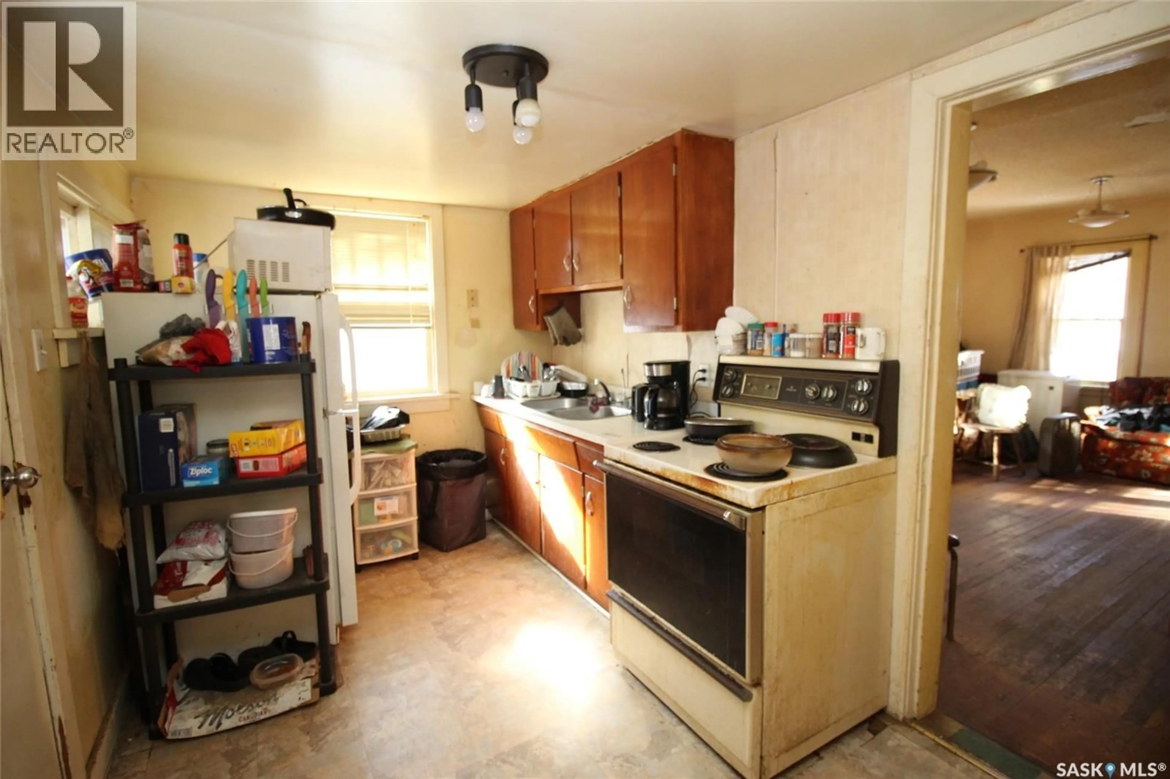 Standard kitchen, unknown for 476 3RD STREET, Shaunavon Saskatchewan S0N2M0