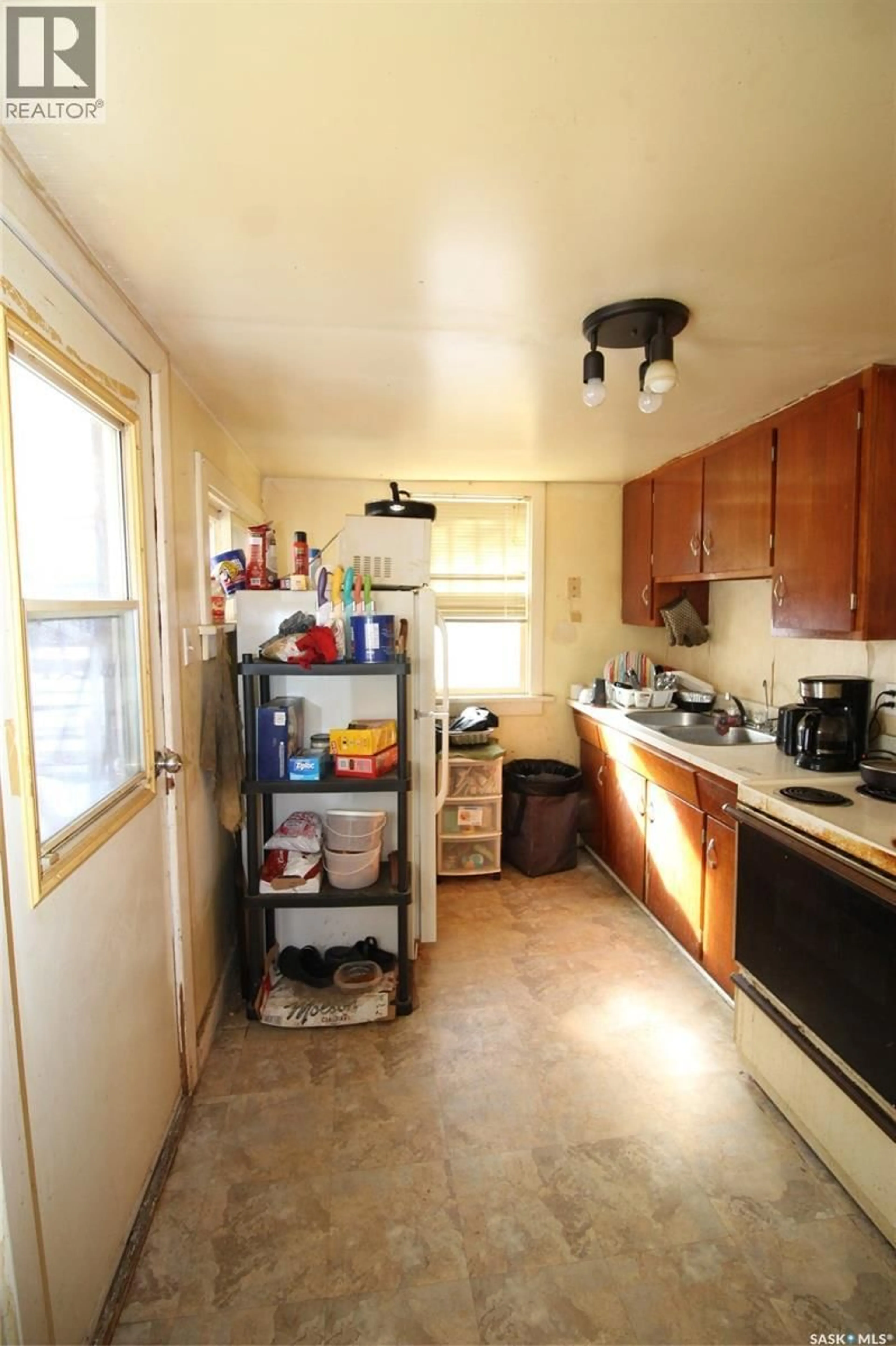 Standard kitchen, unknown for 476 3RD STREET, Shaunavon Saskatchewan S0N2M0