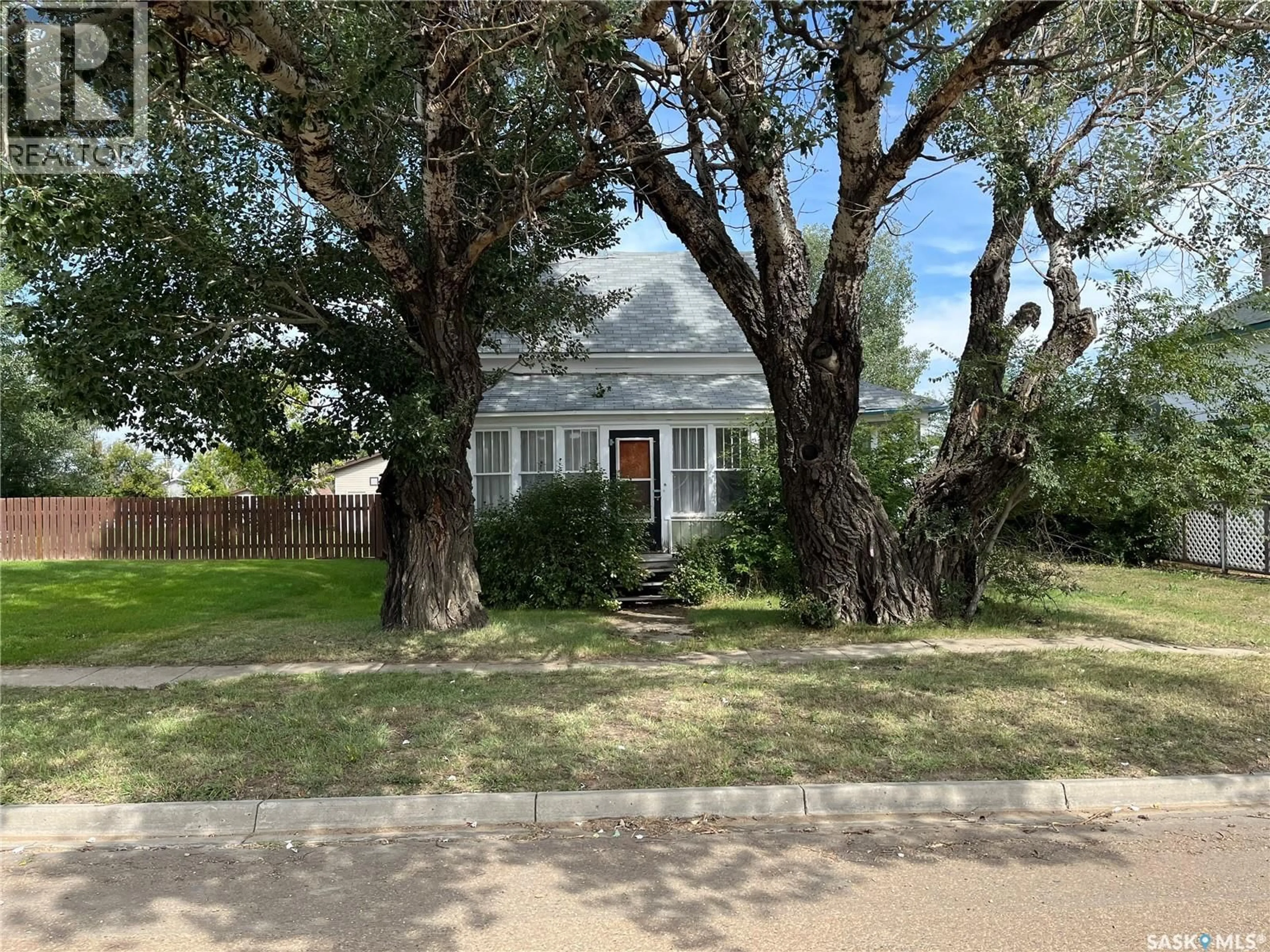 A pic from outside/outdoor area/front of a property/back of a property/a pic from drone, street for 9 3RD STREET, Willow Bunch Saskatchewan S0H4K0