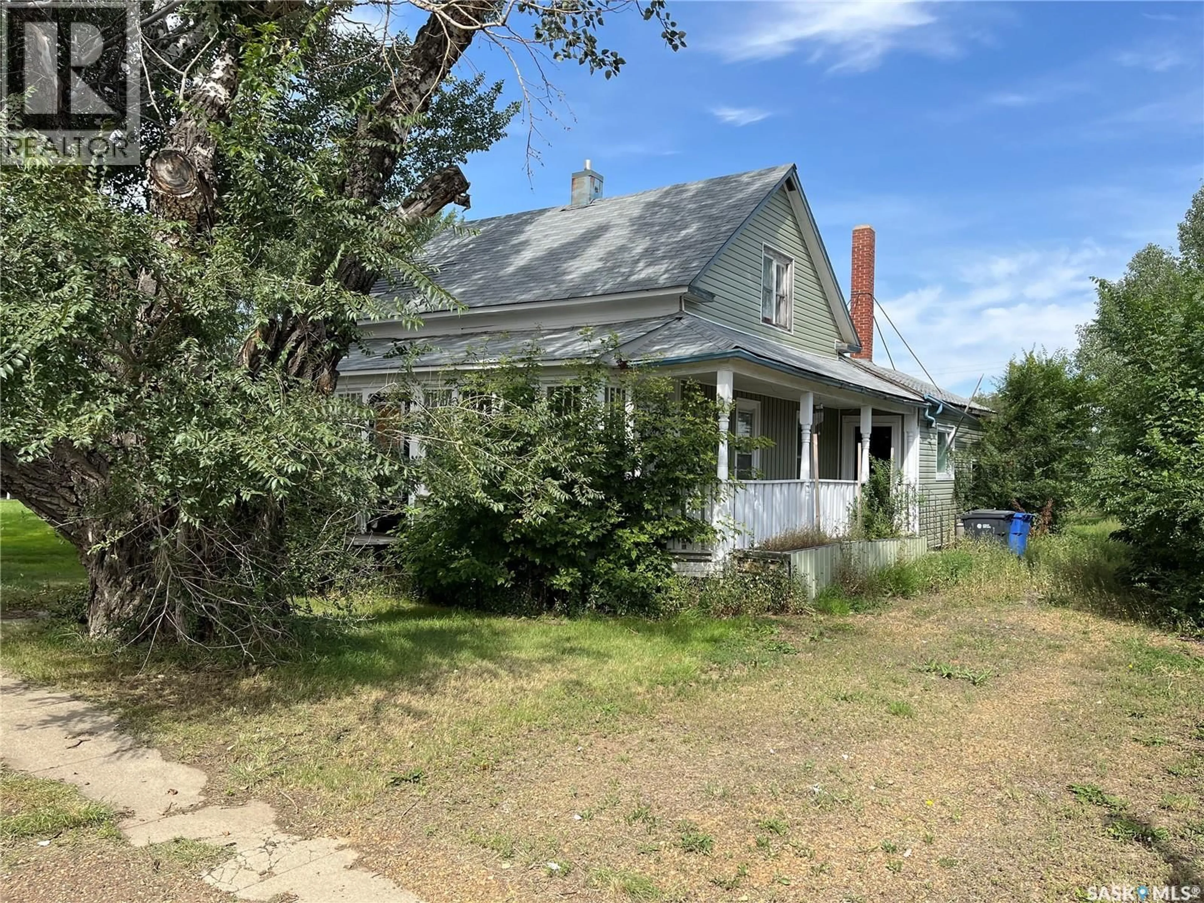 A pic from outside/outdoor area/front of a property/back of a property/a pic from drone, street for 9 3RD STREET, Willow Bunch Saskatchewan S0H4K0