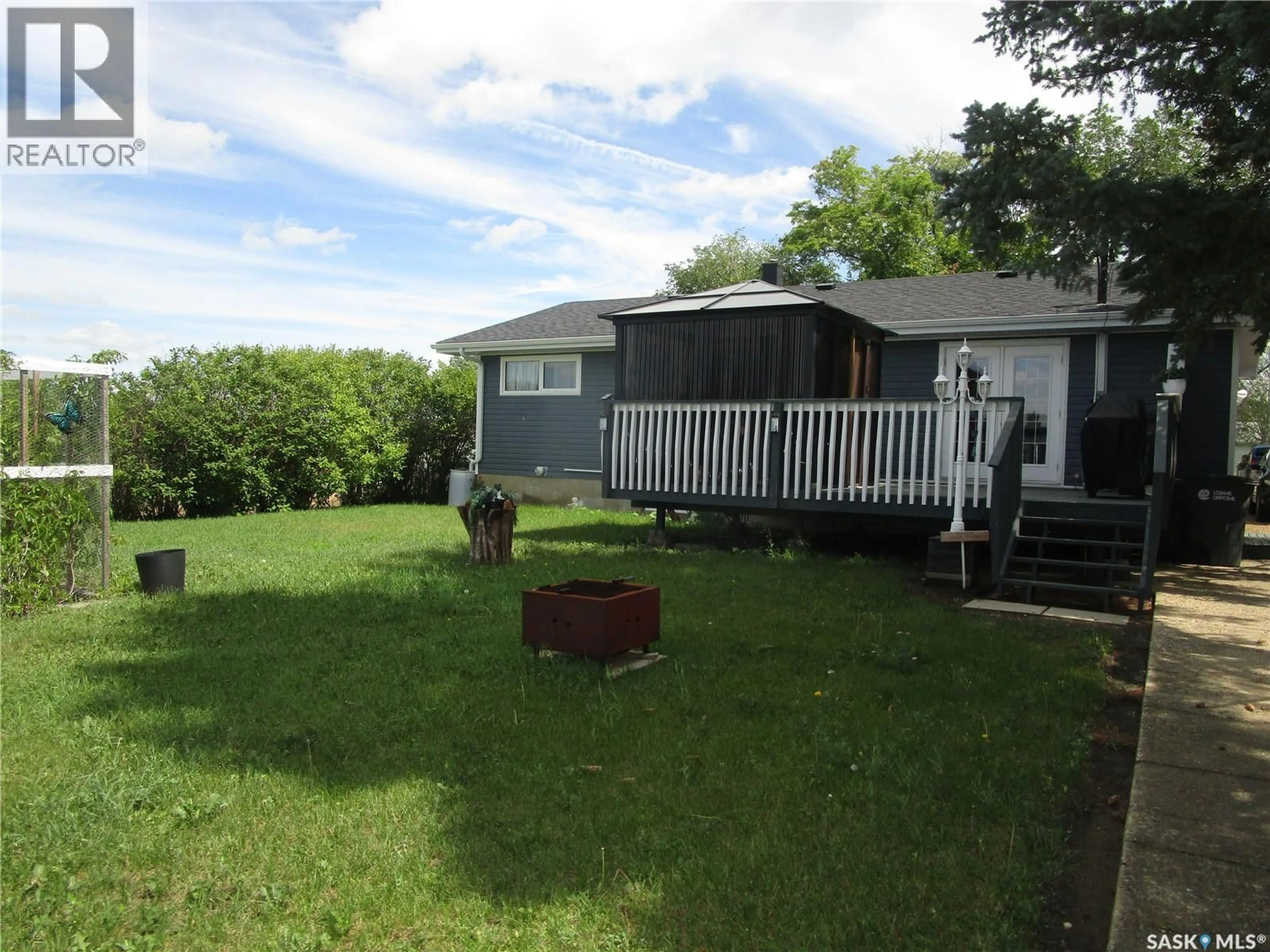 A pic from outside/outdoor area/front of a property/back of a property/a pic from drone, unknown for 100 BELL ROAD, Assiniboia Saskatchewan S0H0B0