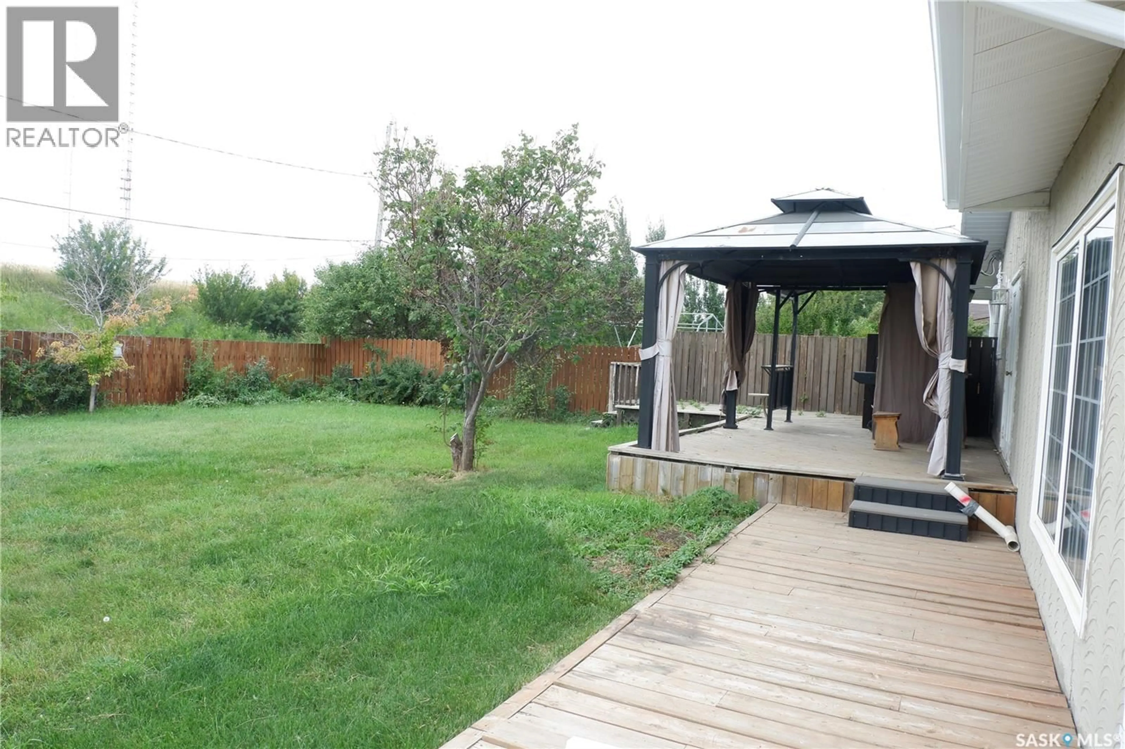 Patio, unknown for 20 CENTENNIAL DRIVE, Mossbank Saskatchewan S0H3G0