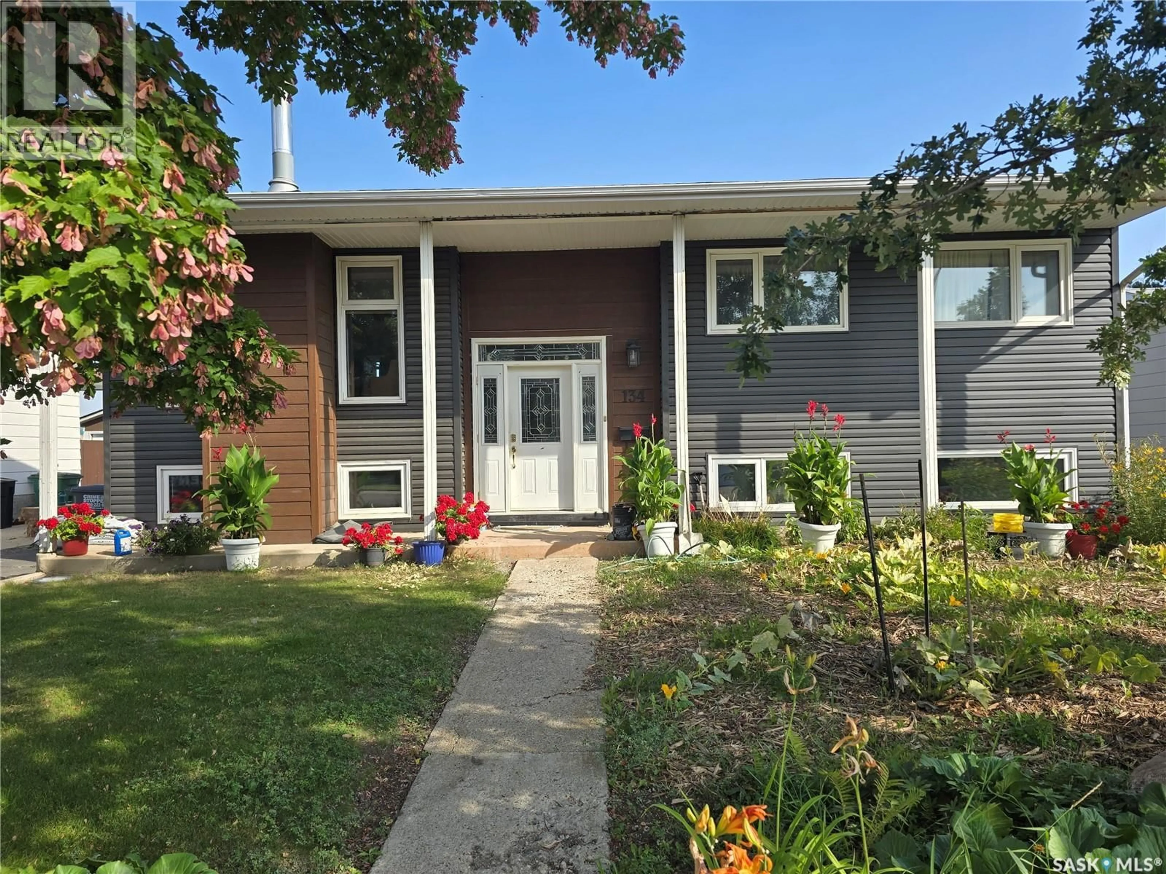 Home with vinyl exterior material, street for 134 HEISE CRESCENT, Saskatoon Saskatchewan S7M4V3