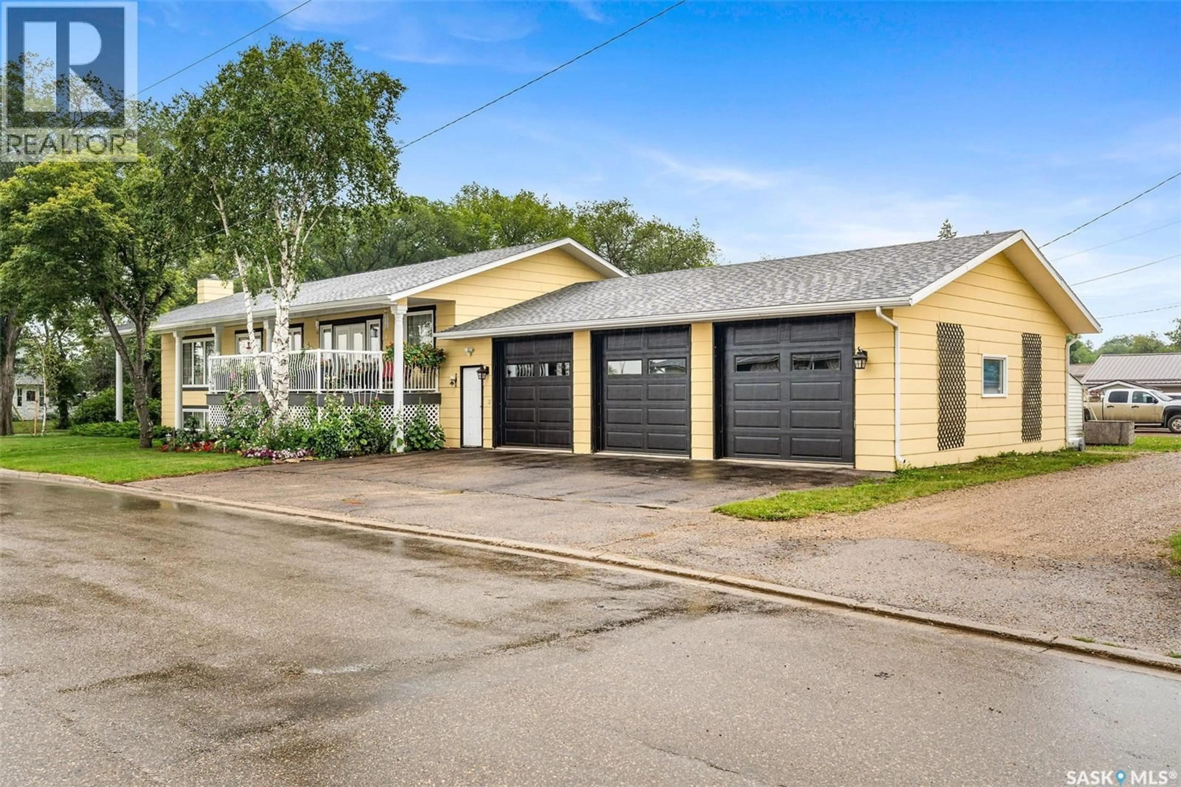 Indoor garage for 100 BARTLETT AVENUE, Kinistino Saskatchewan S0J0H1