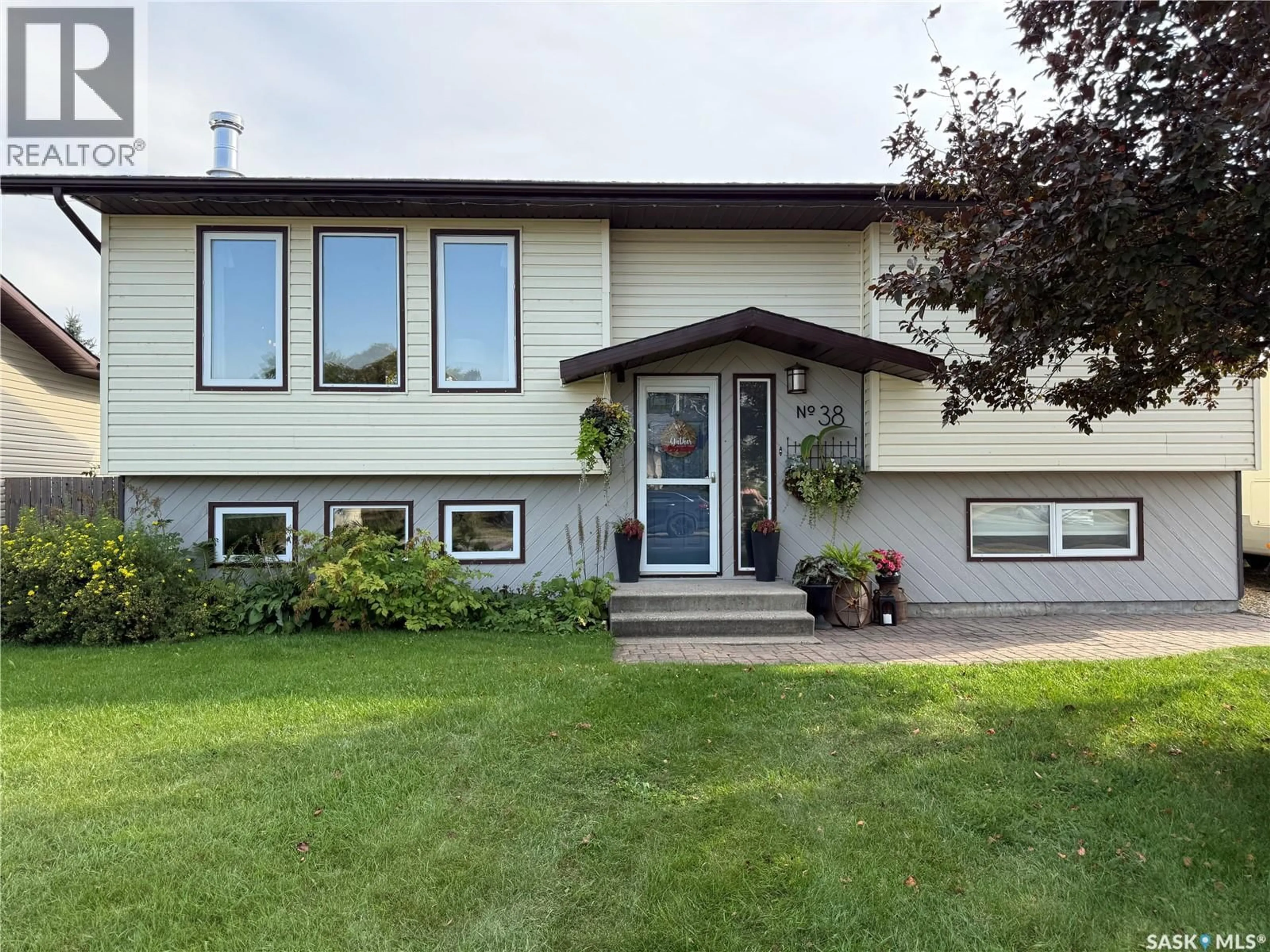 Home with vinyl exterior material, street for 38 HOWARD CRESCENT, Lanigan Saskatchewan S0K2M0