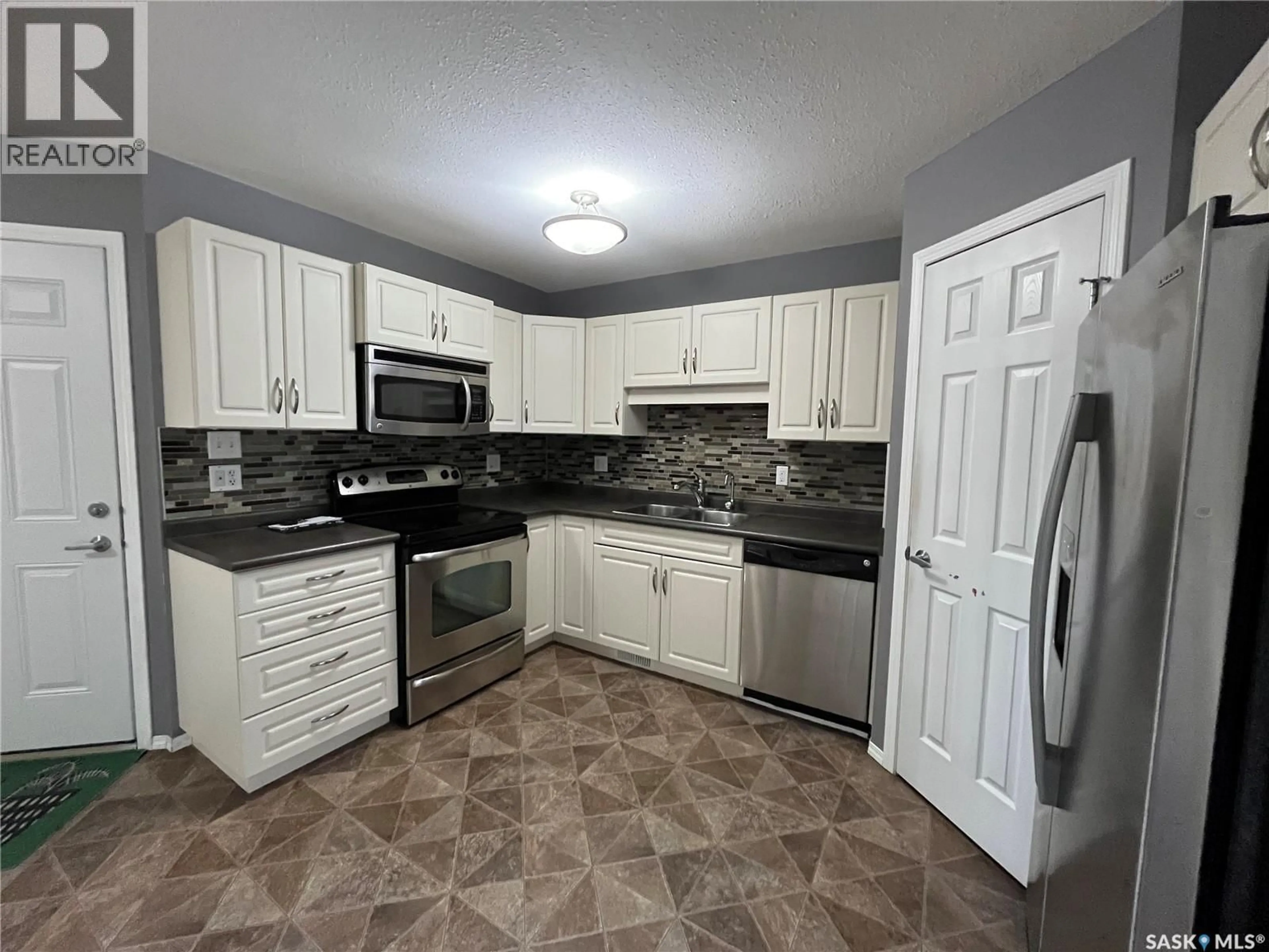 Standard kitchen, ceramic/tile floor for 503 - 114 COLONEL OTTER DRIVE, Swift Current Saskatchewan S9H2K4