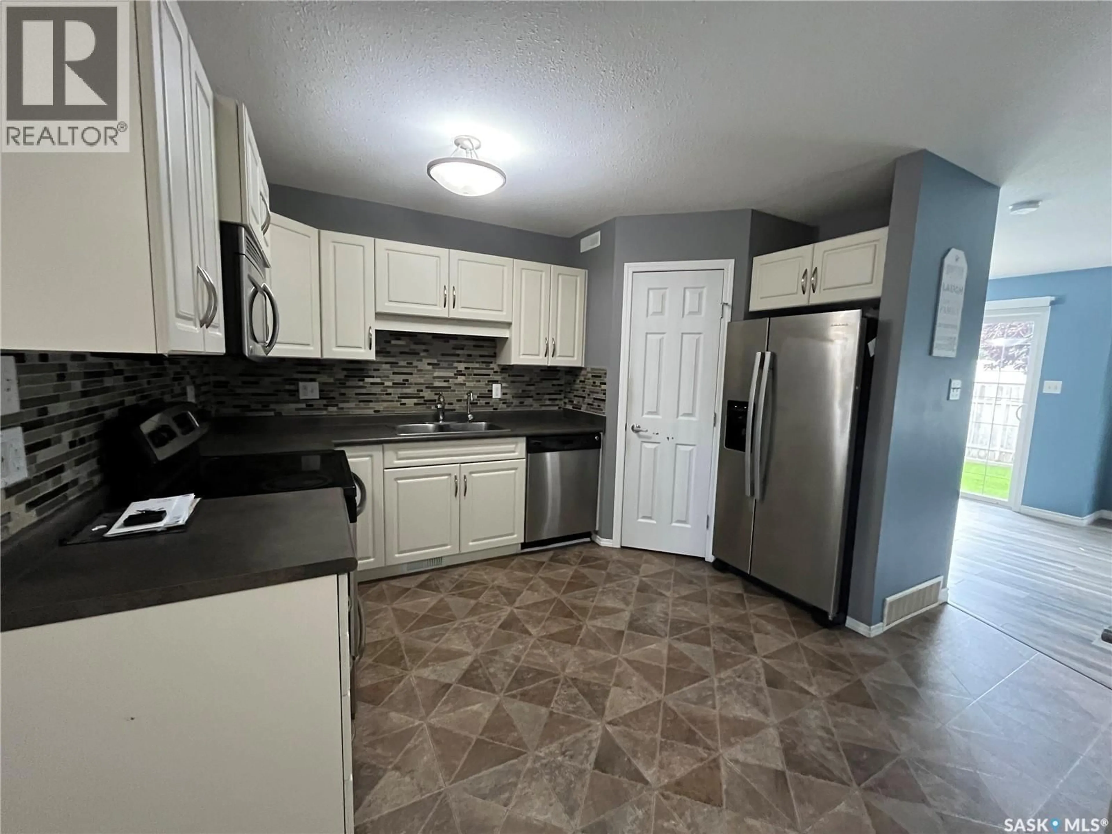 Standard kitchen, ceramic/tile floor for 503 - 114 COLONEL OTTER DRIVE, Swift Current Saskatchewan S9H2K4