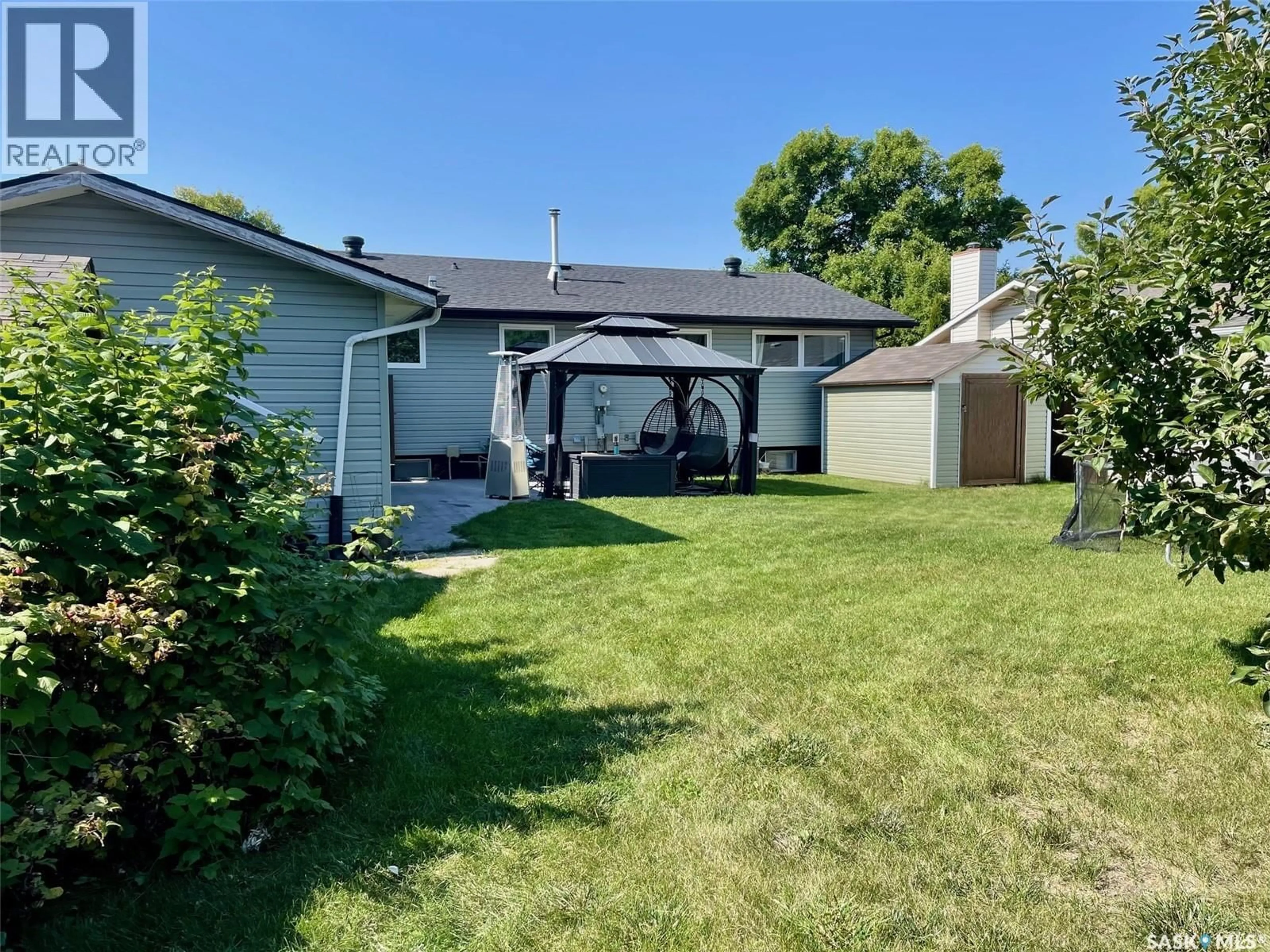A pic from outside/outdoor area/front of a property/back of a property/a pic from drone, street for 73 CEDARWOOD CRESCENT, Yorkton Saskatchewan S3N2V1