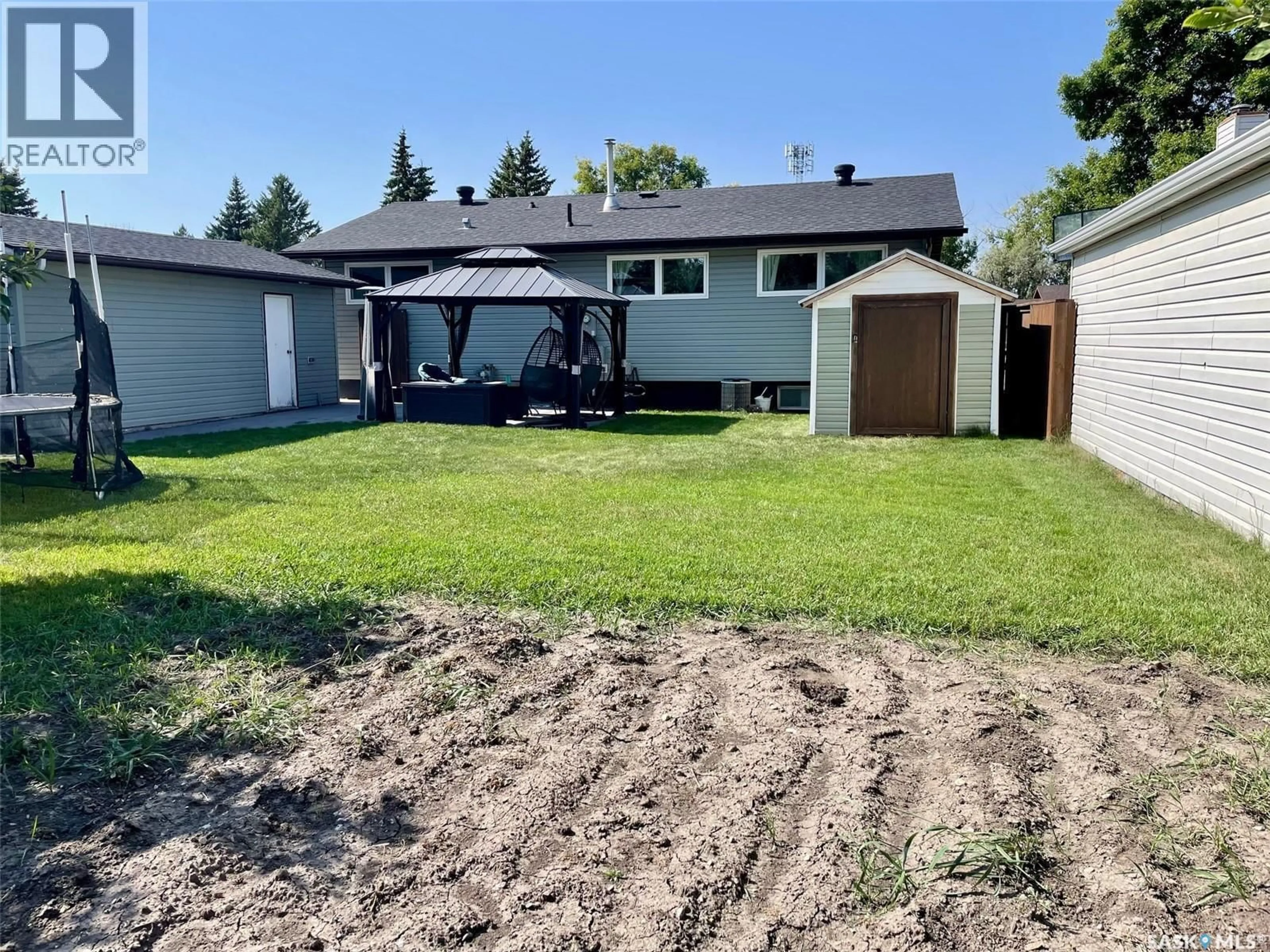 A pic from outside/outdoor area/front of a property/back of a property/a pic from drone, street for 73 CEDARWOOD CRESCENT, Yorkton Saskatchewan S3N2V1
