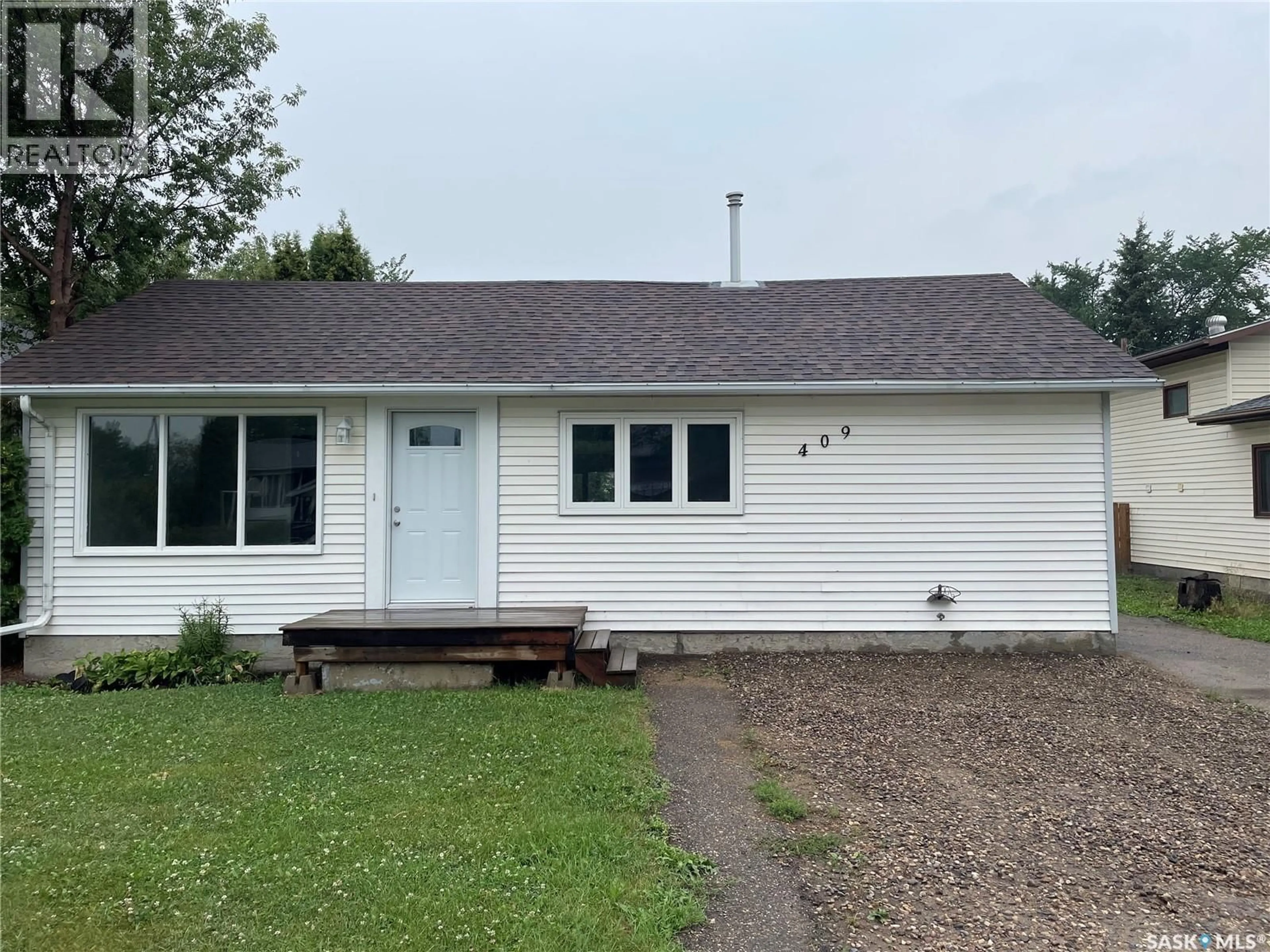 Home with vinyl exterior material, street for 409 4TH STREET, Meadow Lake Saskatchewan S9X1Y4