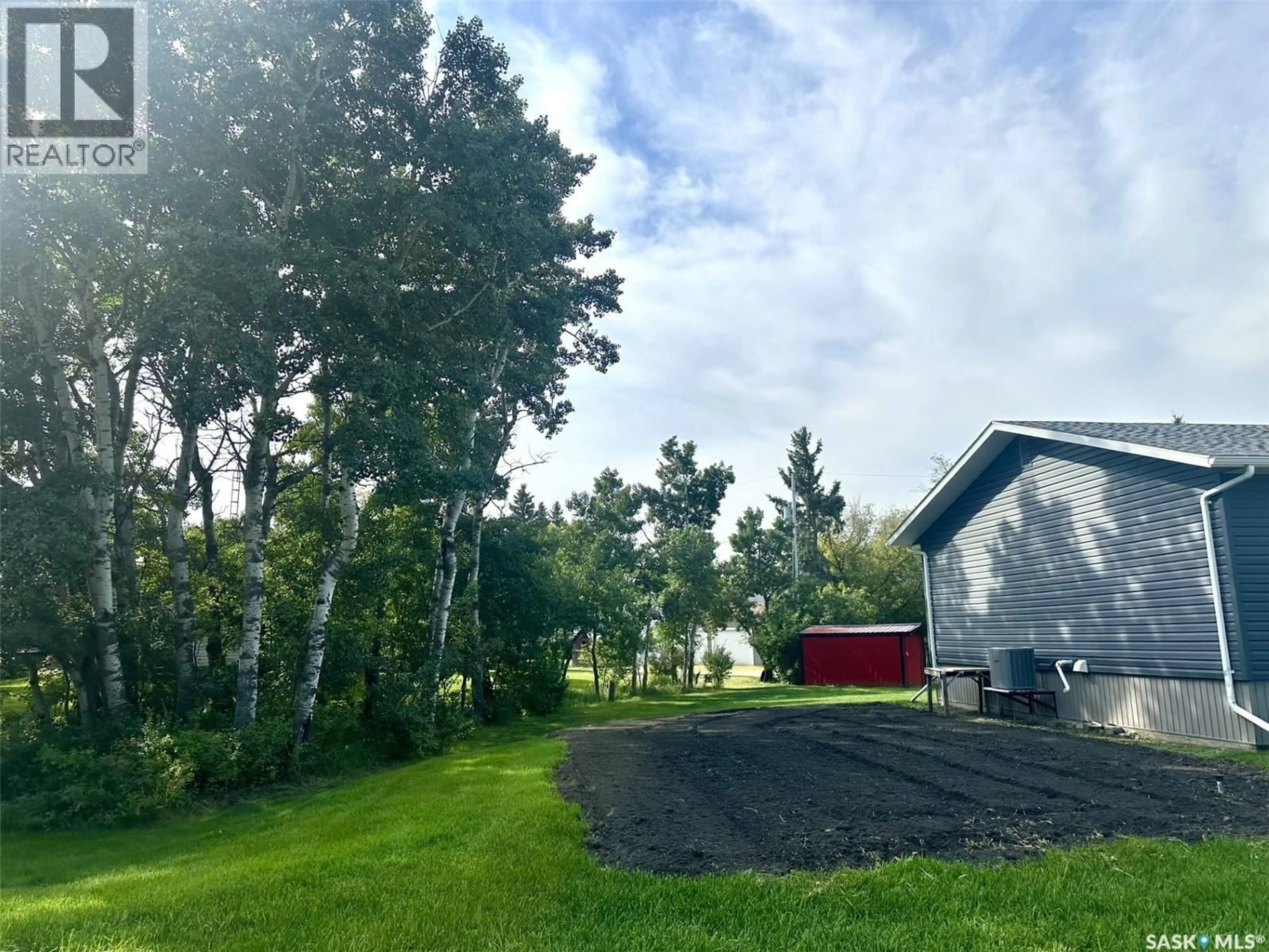 A pic from outside/outdoor area/front of a property/back of a property/a pic from drone, unknown for 500 5TH AVENUE, Leroy Saskatchewan S0K2P0