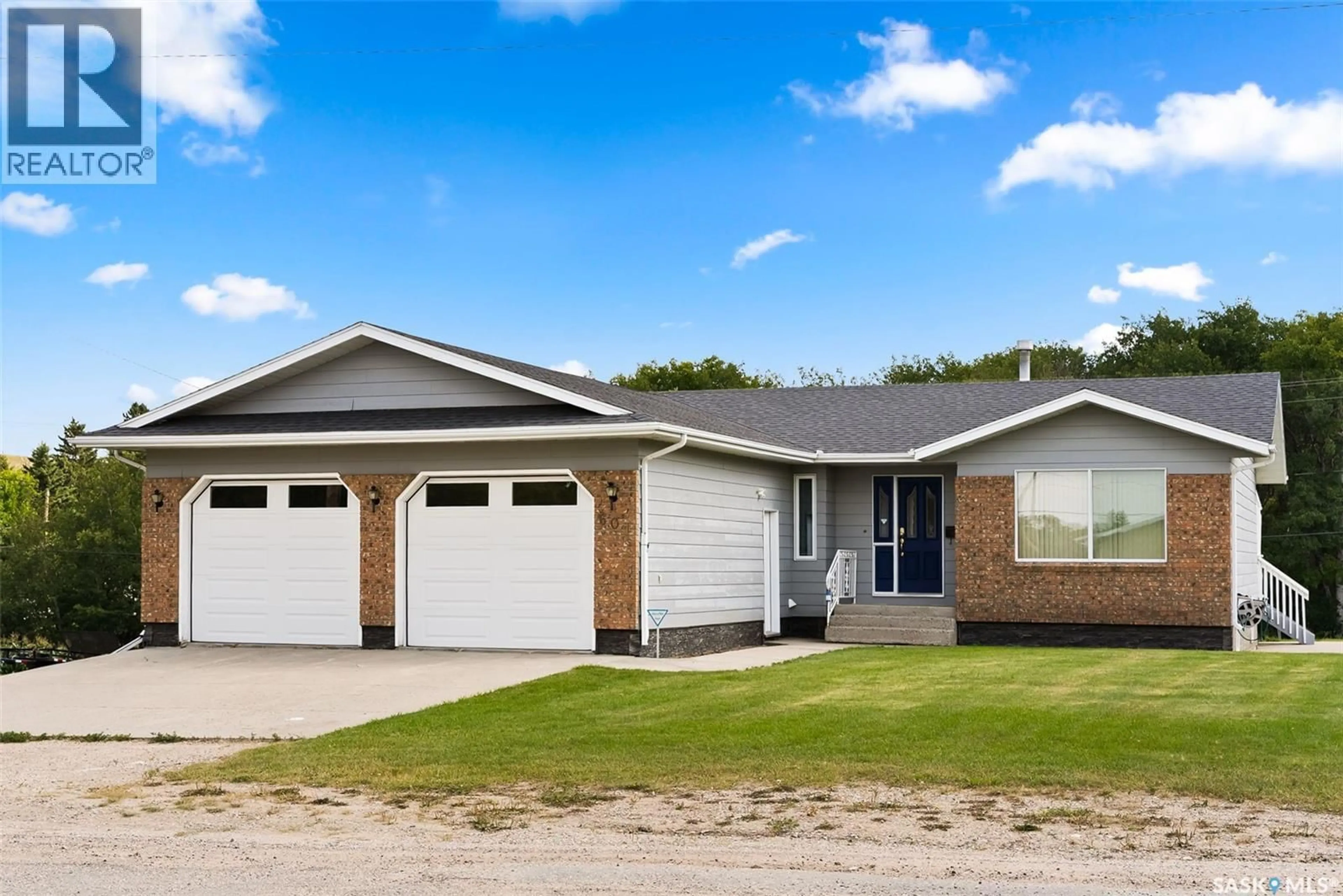 Home with vinyl exterior material, street for 601 MAIN STREET, Punnichy Saskatchewan S0A0C1