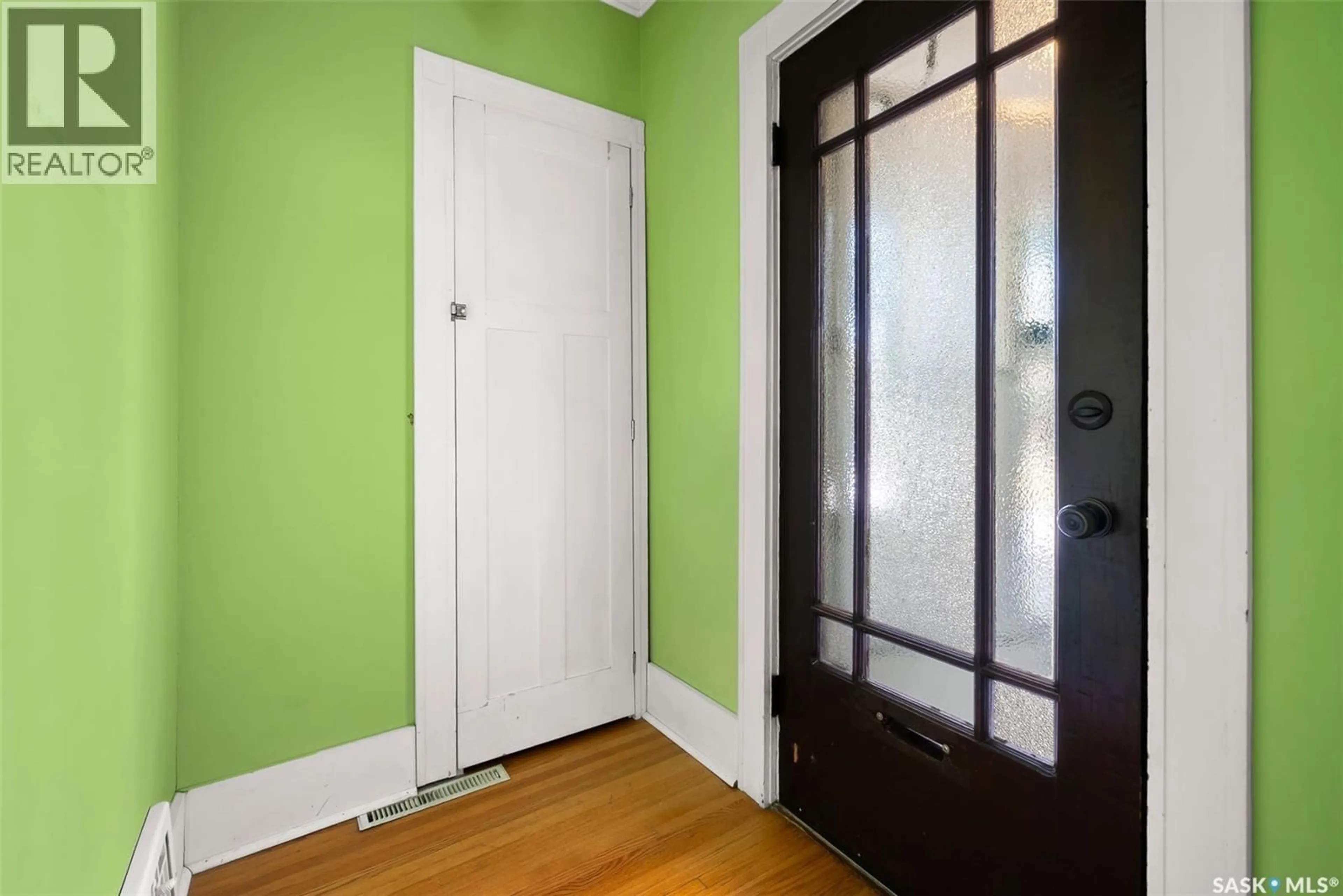 Indoor entryway for 3057 RETALLACK STREET, Regina Saskatchewan S4S1T3