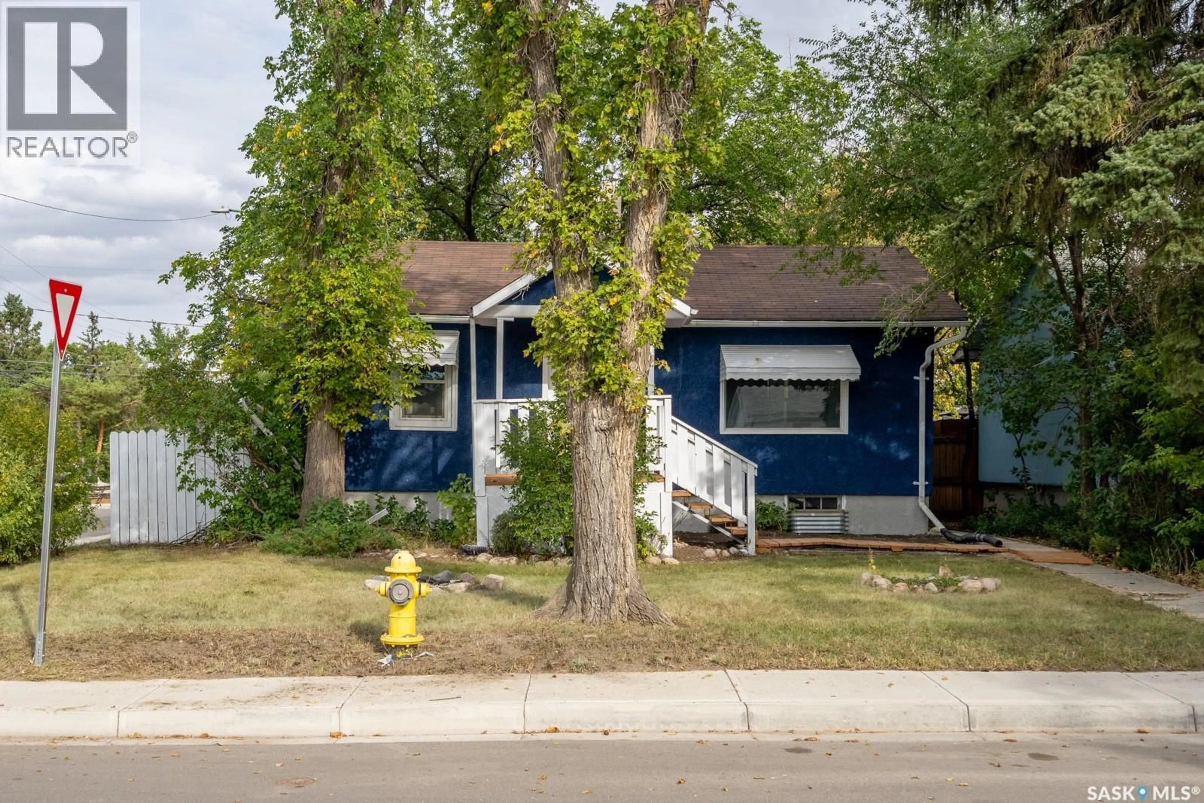 Home with vinyl exterior material, street for 801 ARGYLE STREET, Regina Saskatchewan S4T3P9