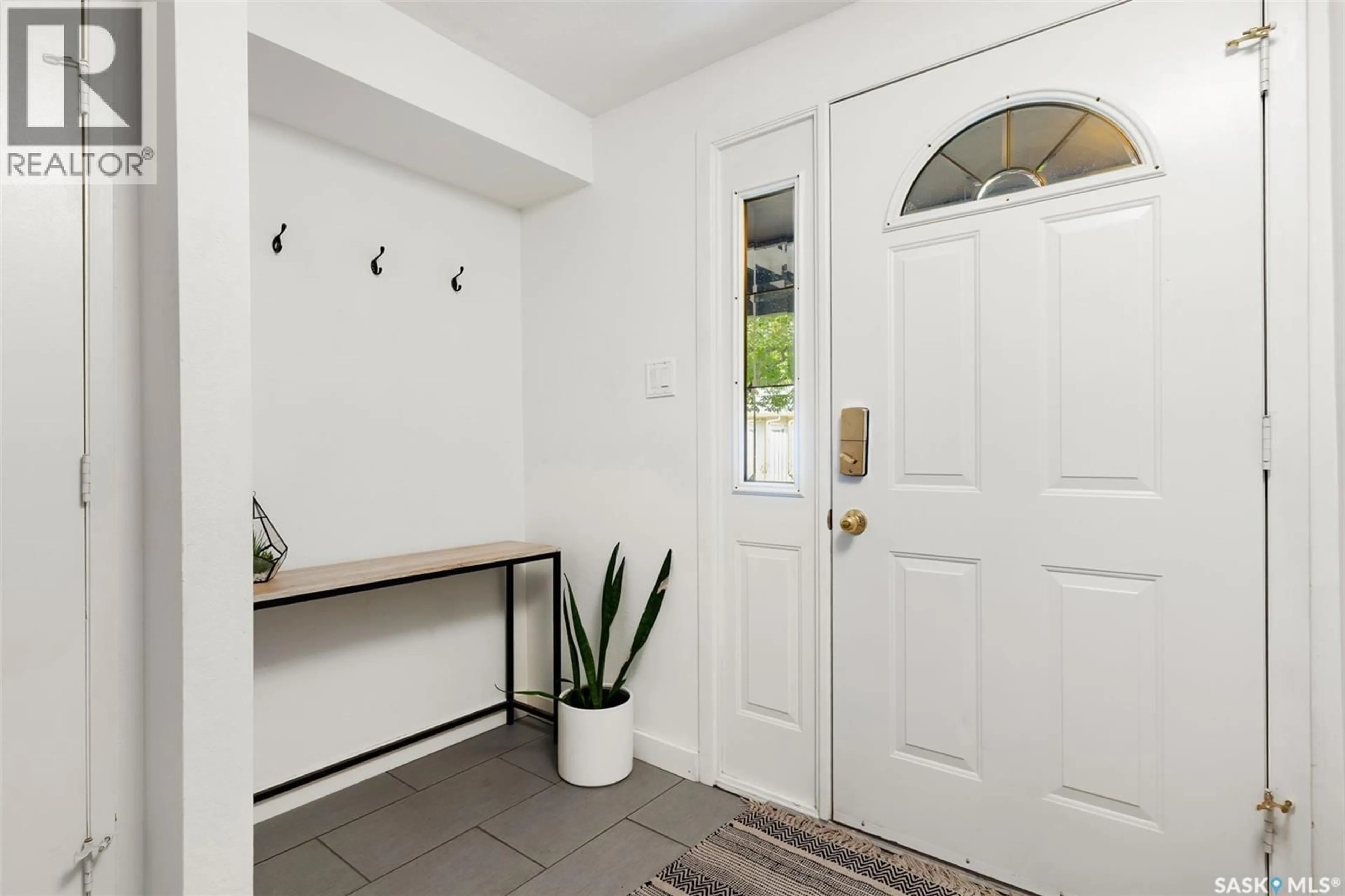 Indoor entryway for 24 ODIN WALK, Regina Saskatchewan S4S6W6