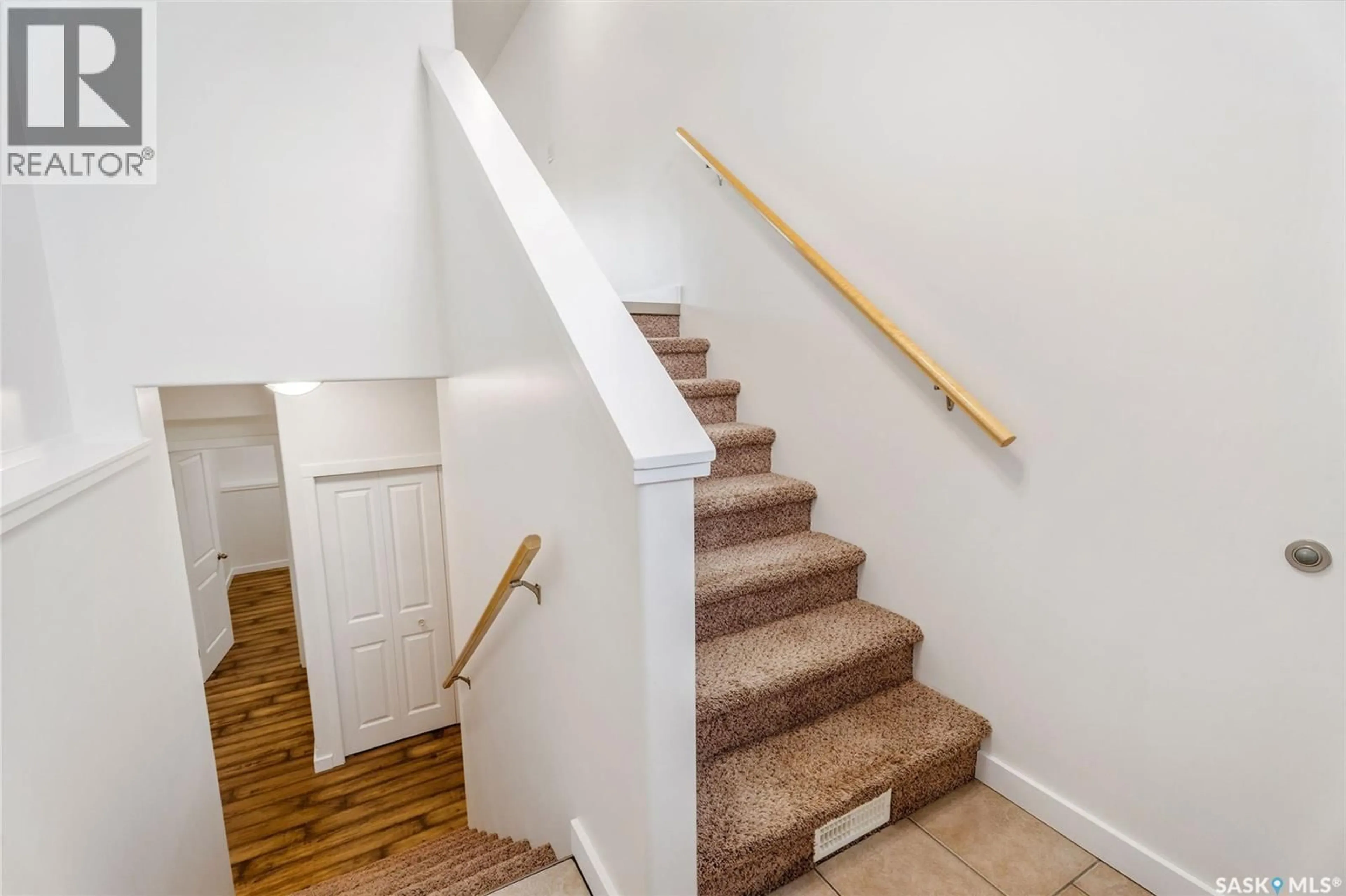Stairs for 893 5TH STREET, Prince Albert Saskatchewan S6V2L6