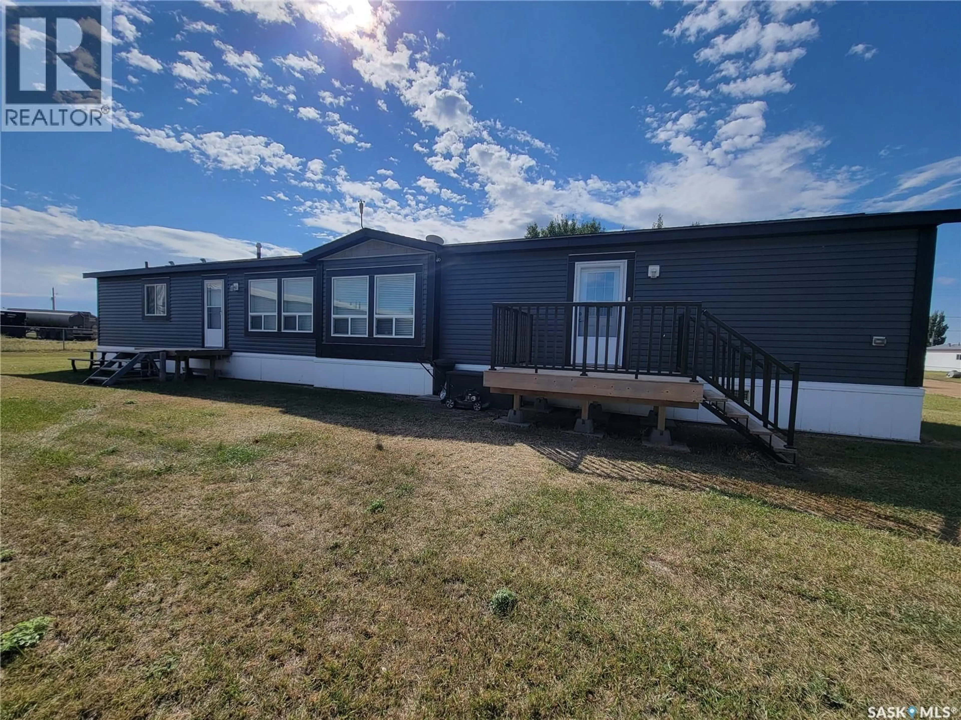 A pic from outside/outdoor area/front of a property/back of a property/a pic from drone, building for 5123 MIRROR DRIVE, Macklin Saskatchewan S0L2C0